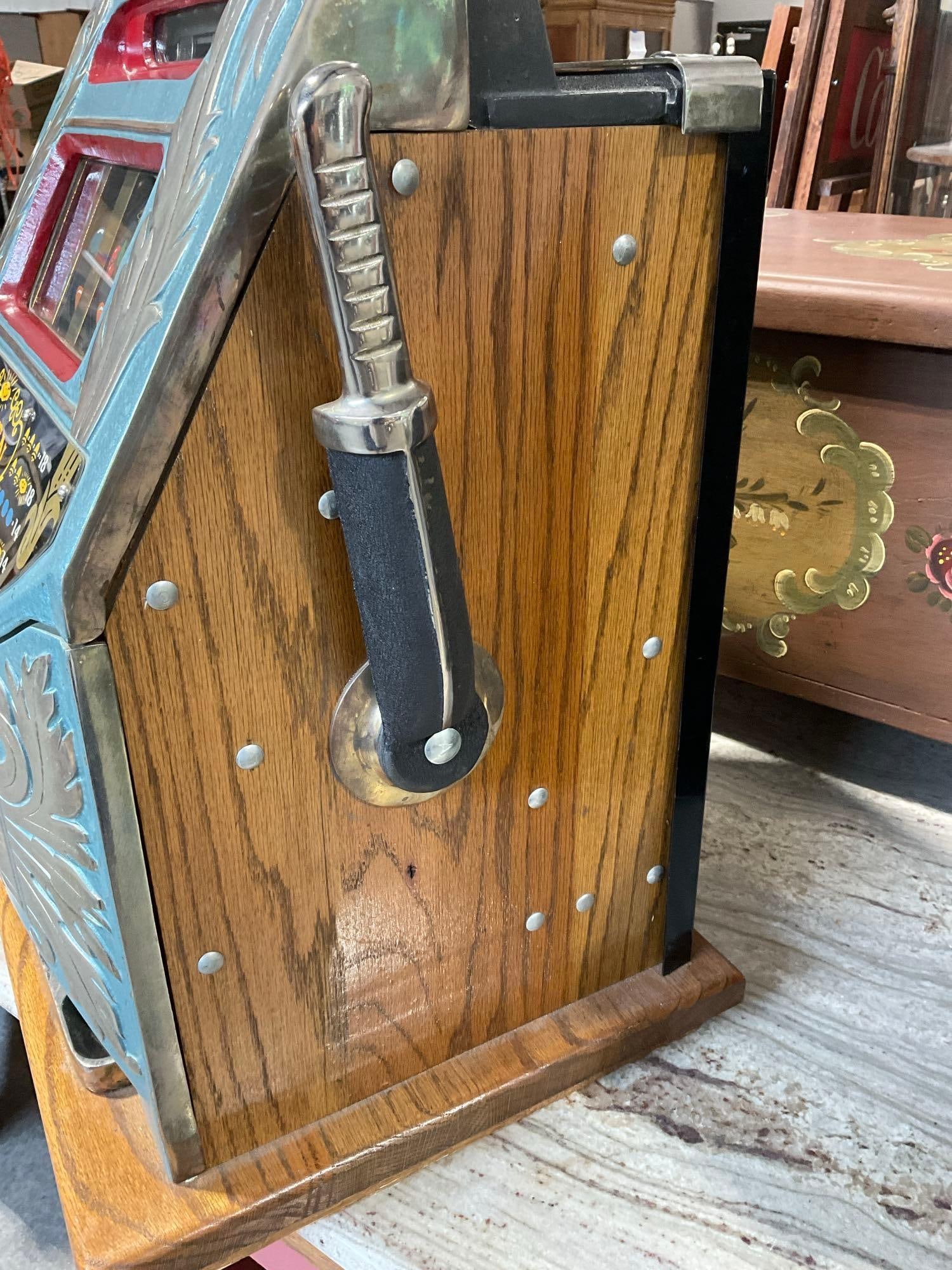 Vintage later 1940s Quarter 25 cent Mills Golden Nugget Mechanical Slot Machine, 27x18x16 inch - 5