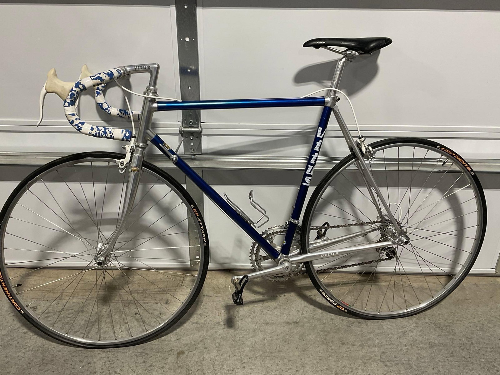 Vintage 80s Blue/Silver Vitus 979 Duralinox Road Bike, lightweight w/Continental Grand Prix tires: Appears to be in good shape. The piece measures approx 40h x 66w x 18d inches. See pics. E-6600 *Freight Required if shipped, Buyer Arranged/Responsibility*