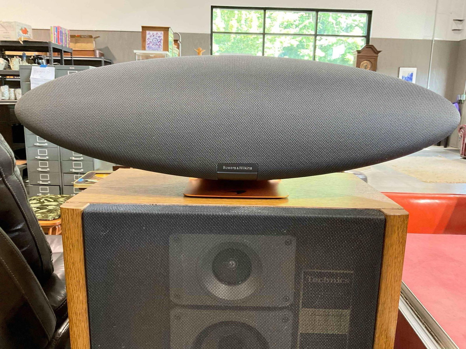 Bowers & Wilkins Wireless Zeppelin Speaker McLaren Edition. Tested, Works. Good Condition.: Bowers & Wilkins Wireless Zeppelin Speaker McLaren Edition. Tested, Works. Technics speaker is not included, used as a backdrop only. Looks to be in Good Condition. Measures 26" x 10" x 7" DM-6580
