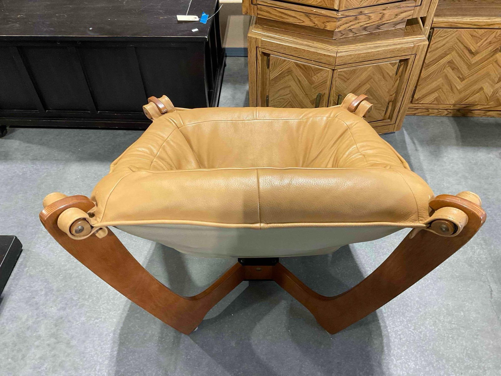 Vintage Luna Sling Lounge Chair by Hjellegjerde w/ Camel Leather Upholstery. Good Condition. - 10