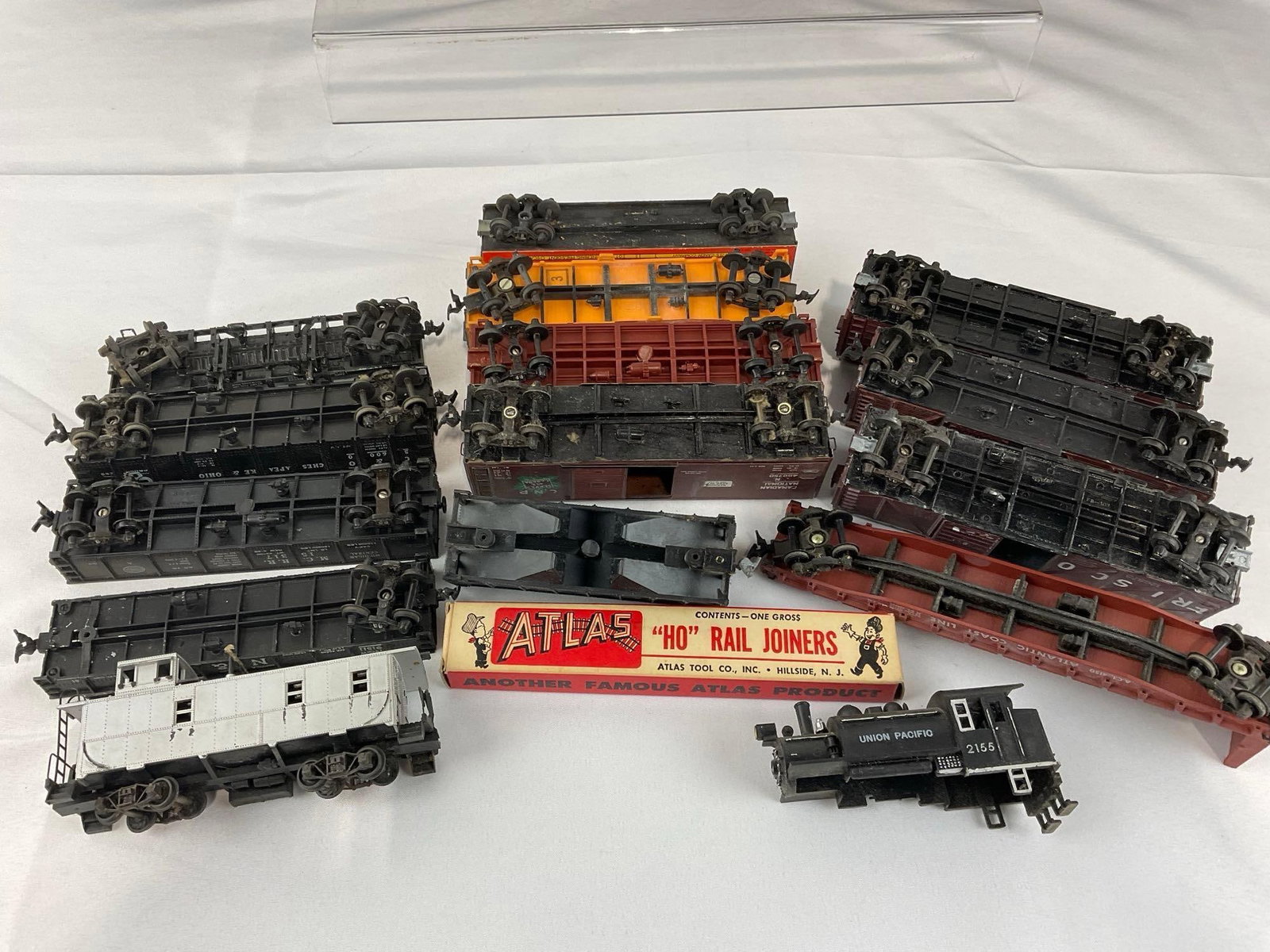 Variety of 15 HO Scale Train Cars, by Varney, Revell, & more, some wear can be seen - 5
