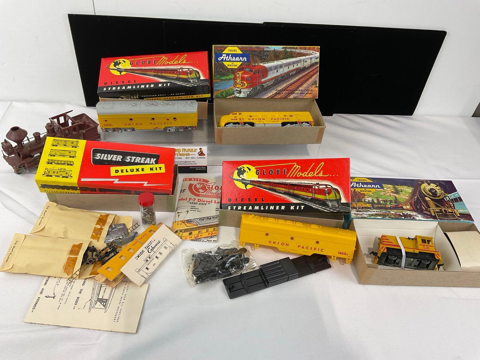 5 Model Trains, Union Pacific Train Globe, Silver Streak & Athearn w/Box, & CP Huntington Locomot... - 3