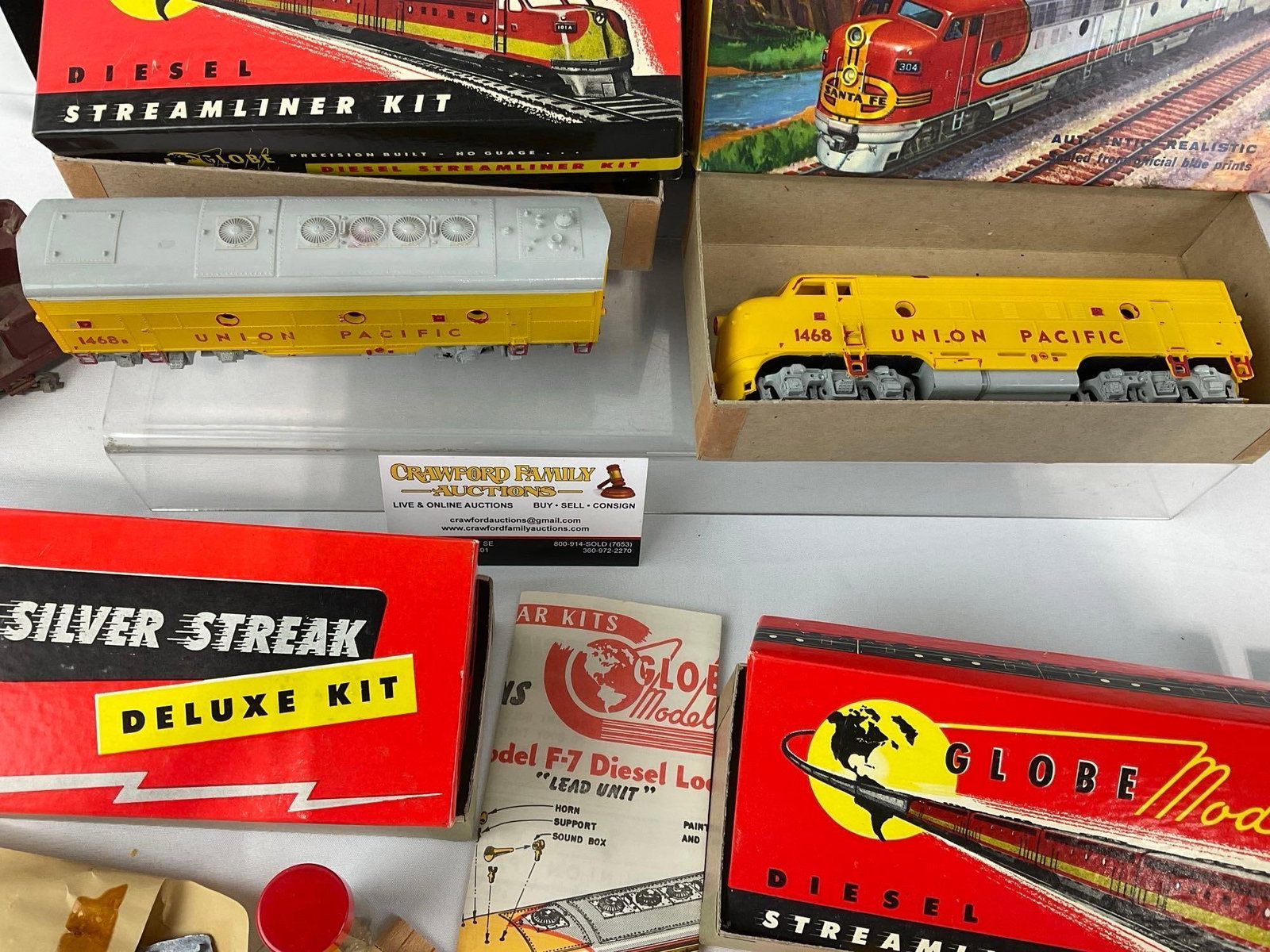 5 Model Trains, Union Pacific Train Globe, Silver Streak & Athearn w/Box, & CP Huntington Locomot... - 4