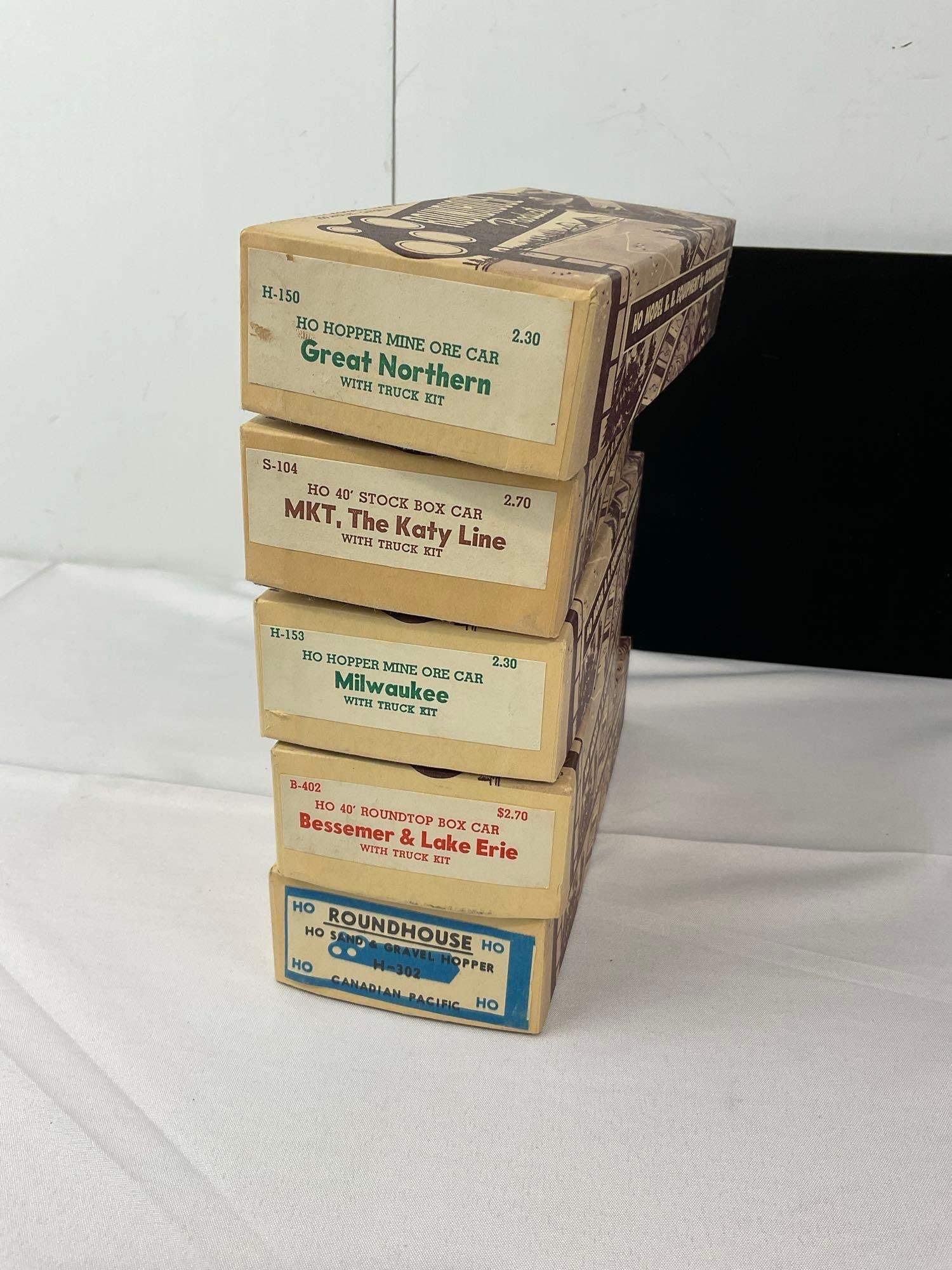 Roundhouse HO Scale Train Model Kits in boxes, 2x H-150, H-302, B-104, & B-443, see pics - 2