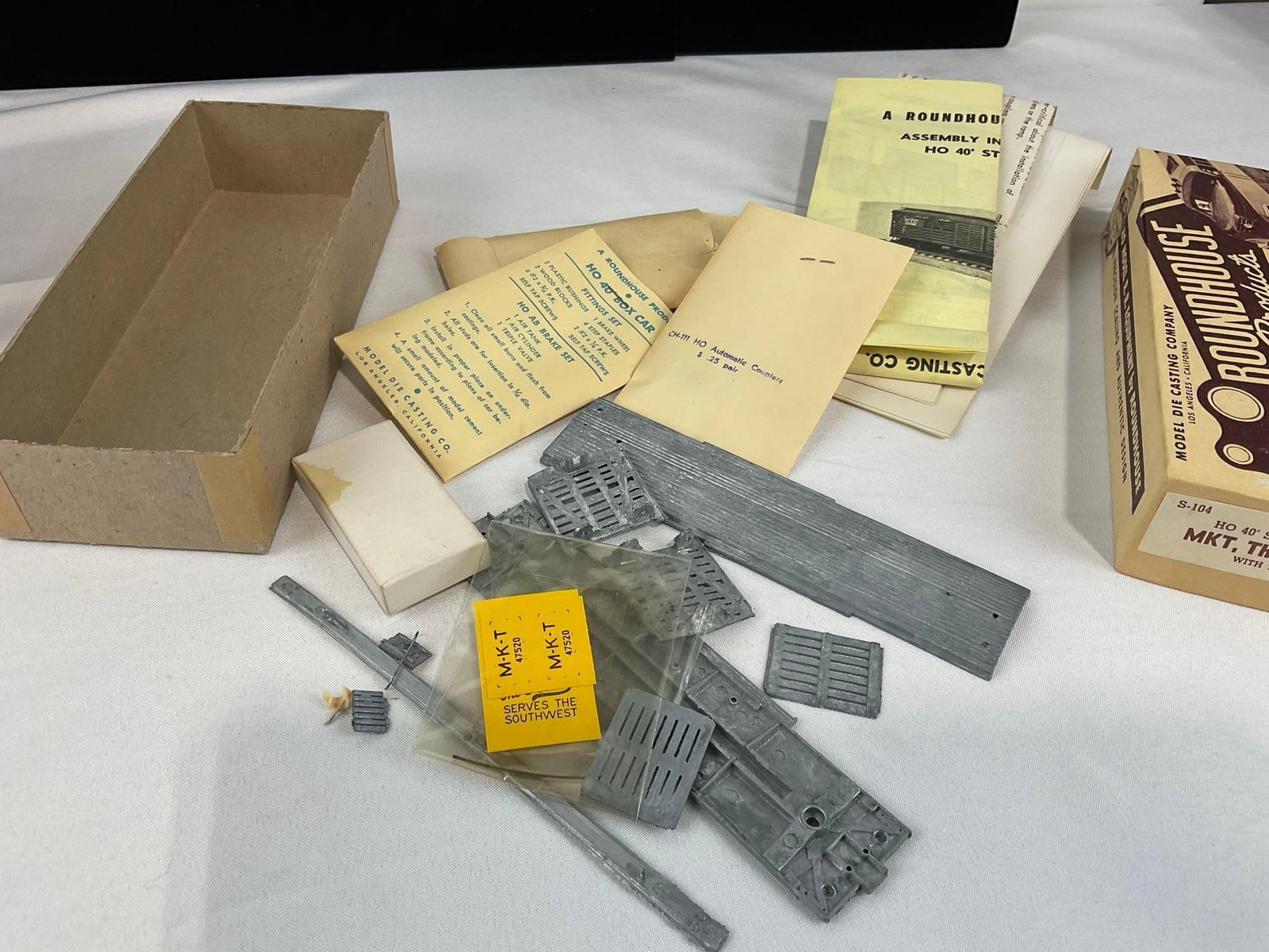 Roundhouse HO Scale Train Model Kits in boxes, 2x H-150, H-302, B-104, & B-443, see pics - 4
