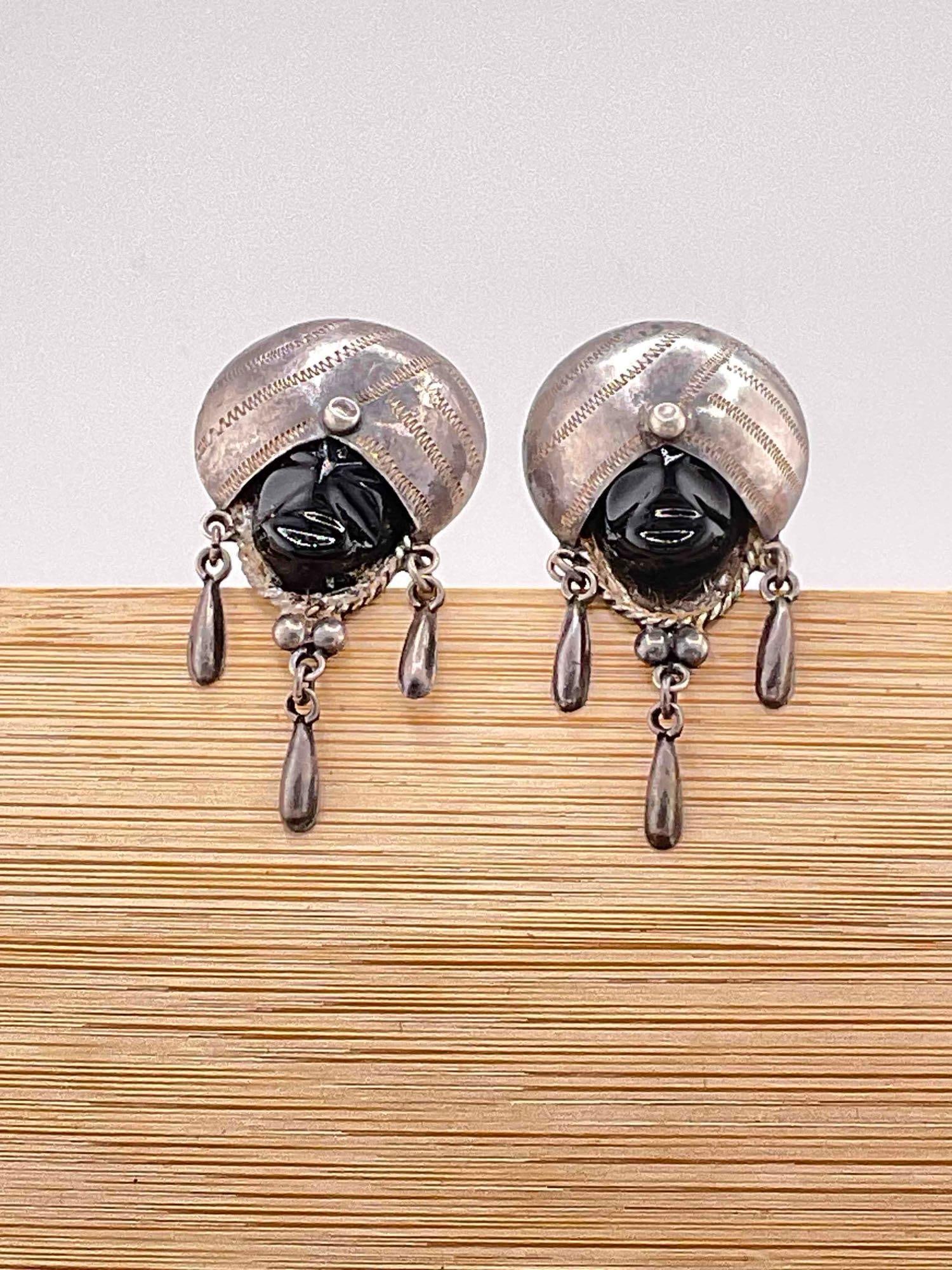 Vintage Mexico Sterling Silver Screw Back Earrings w/ Carved Black Onyx Toned Face Design.: Vintage Mexico Sterling Silver Screw Back Earrings w/ Carved Black Onyx Toned Face Design. Potentially Taxco unmarked. Weighs 12 grams. DM-414