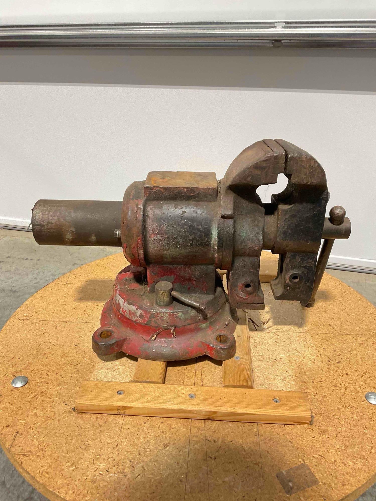 Vintage Multi-Purpose Combination Bench Vise w/ Anvil Top, Pipe Jaws & More. See pics.: *No in-house shipping, due to weight* Vintage Multi-Purpose Combination Bench Vise w/ Anvil Top, Pipe Jaws & More. Piece has wear indicative of age and use, otherwise looks to be in fair cond
