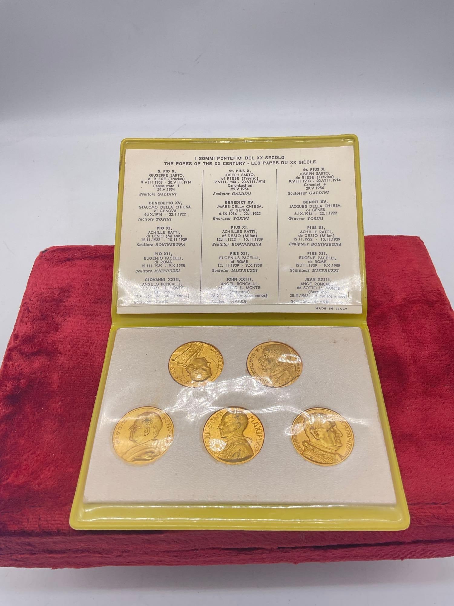 Vintage Circa 1958 Commemorative Gold Plated Papal 5 coin Set "The Popes Of the XX (20th) Century ": c-414 Pope Pius X, Pope Benedict XV, Pope Pius XI, Pope Pius XII, and Pope John XXIII