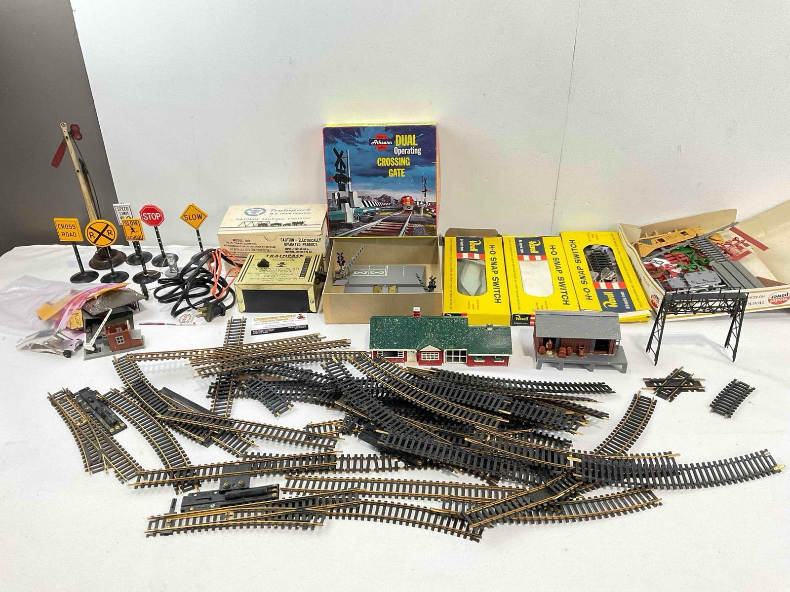 25 pcs Vintage H. O. Gauge Model Train Collection, incl. Signs, Tracks, Control & More! See pics. (1 of 6)