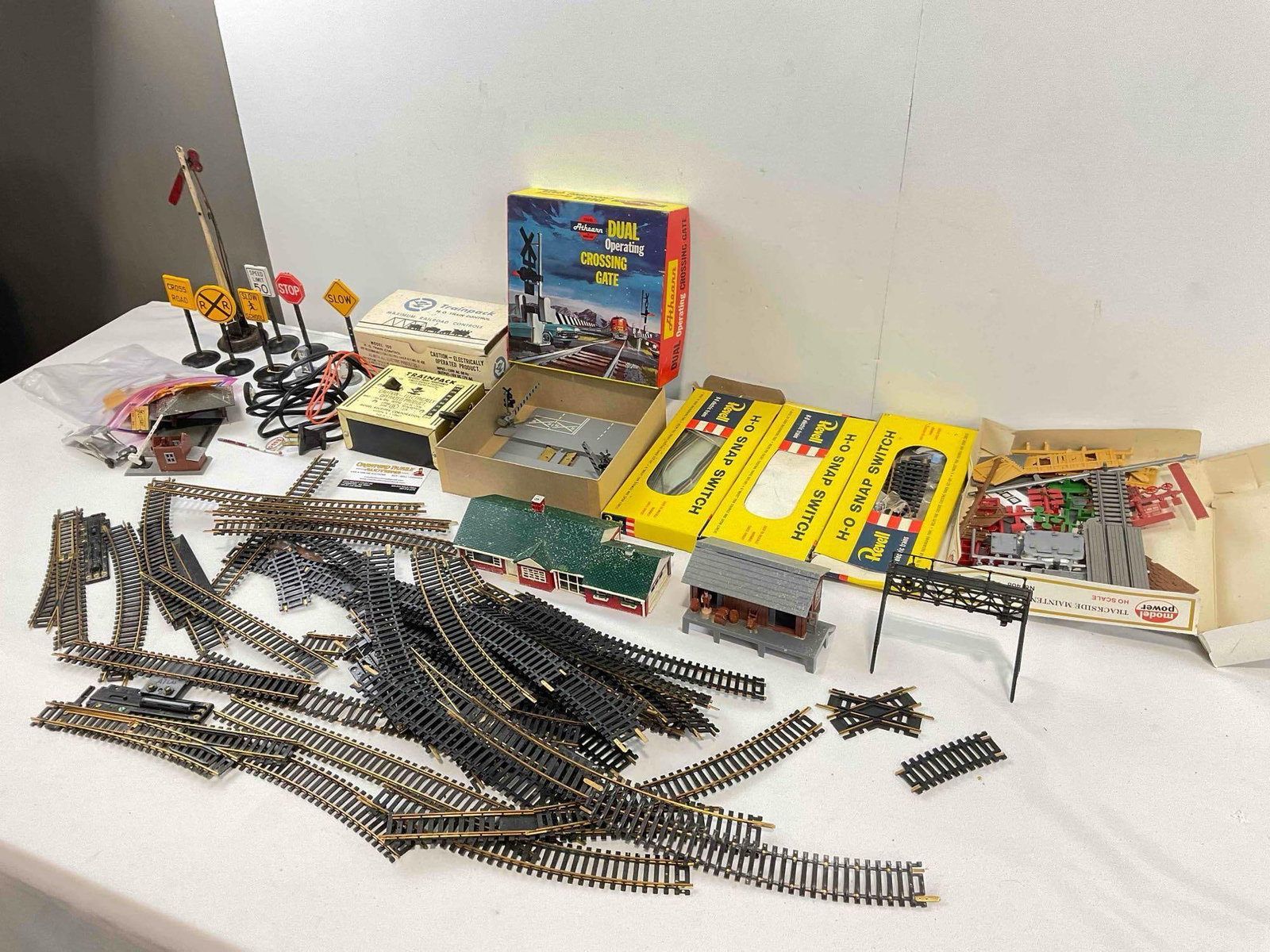 25 pcs Vintage H. O. Gauge Model Train Collection, incl. Signs, Tracks, Control & More! See pics. - 3