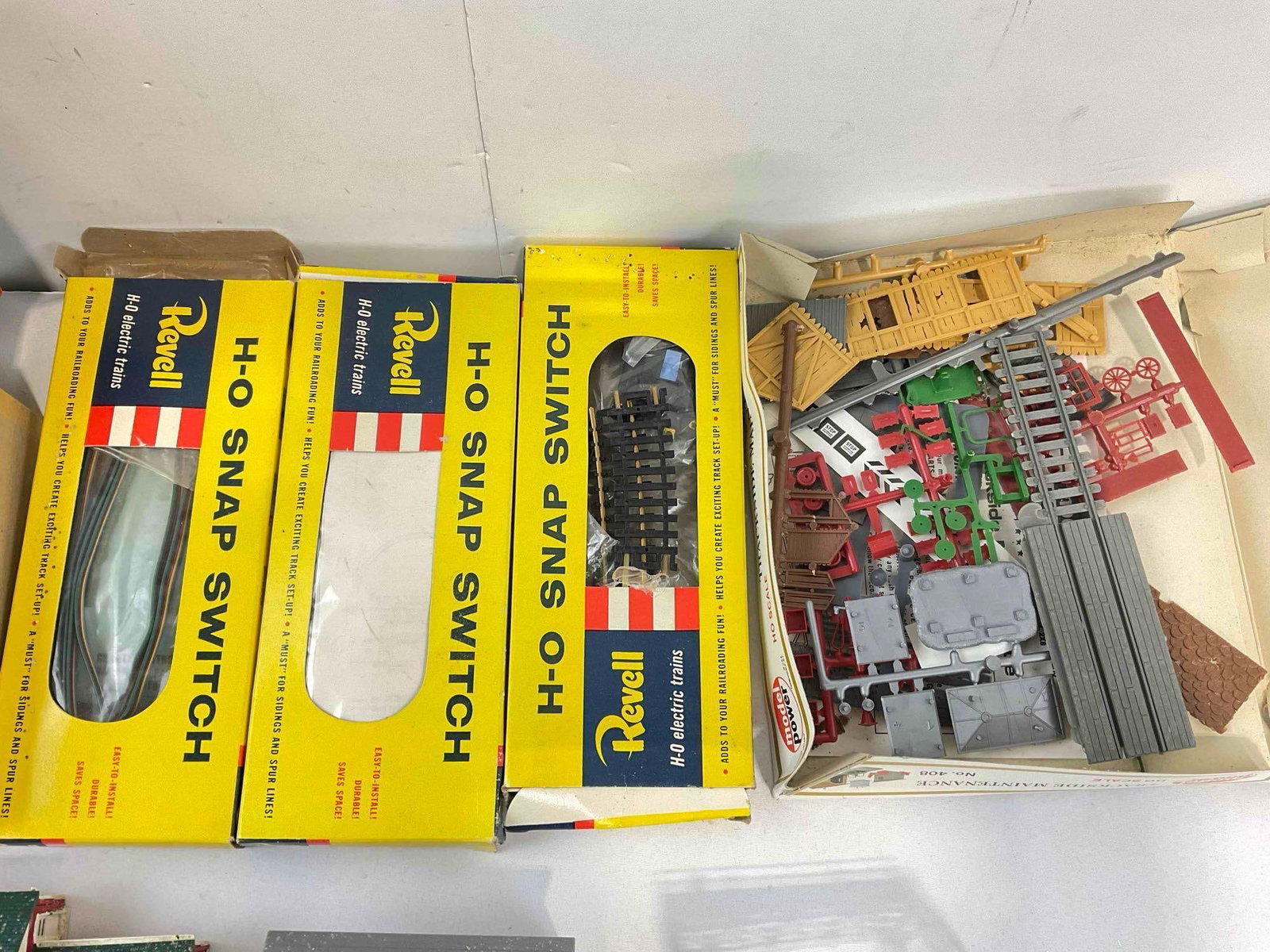 25 pcs Vintage H. O. Gauge Model Train Collection, incl. Signs, Tracks, Control & More! See pics. - 4
