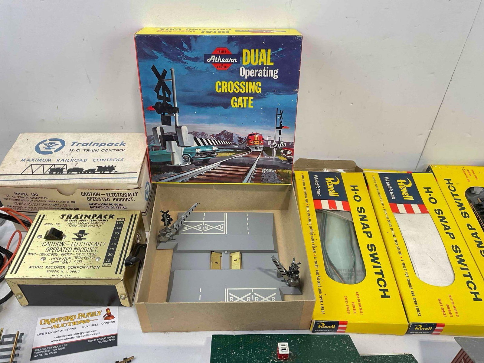 25 pcs Vintage H. O. Gauge Model Train Collection, incl. Signs, Tracks, Control & More! See pics. - 5