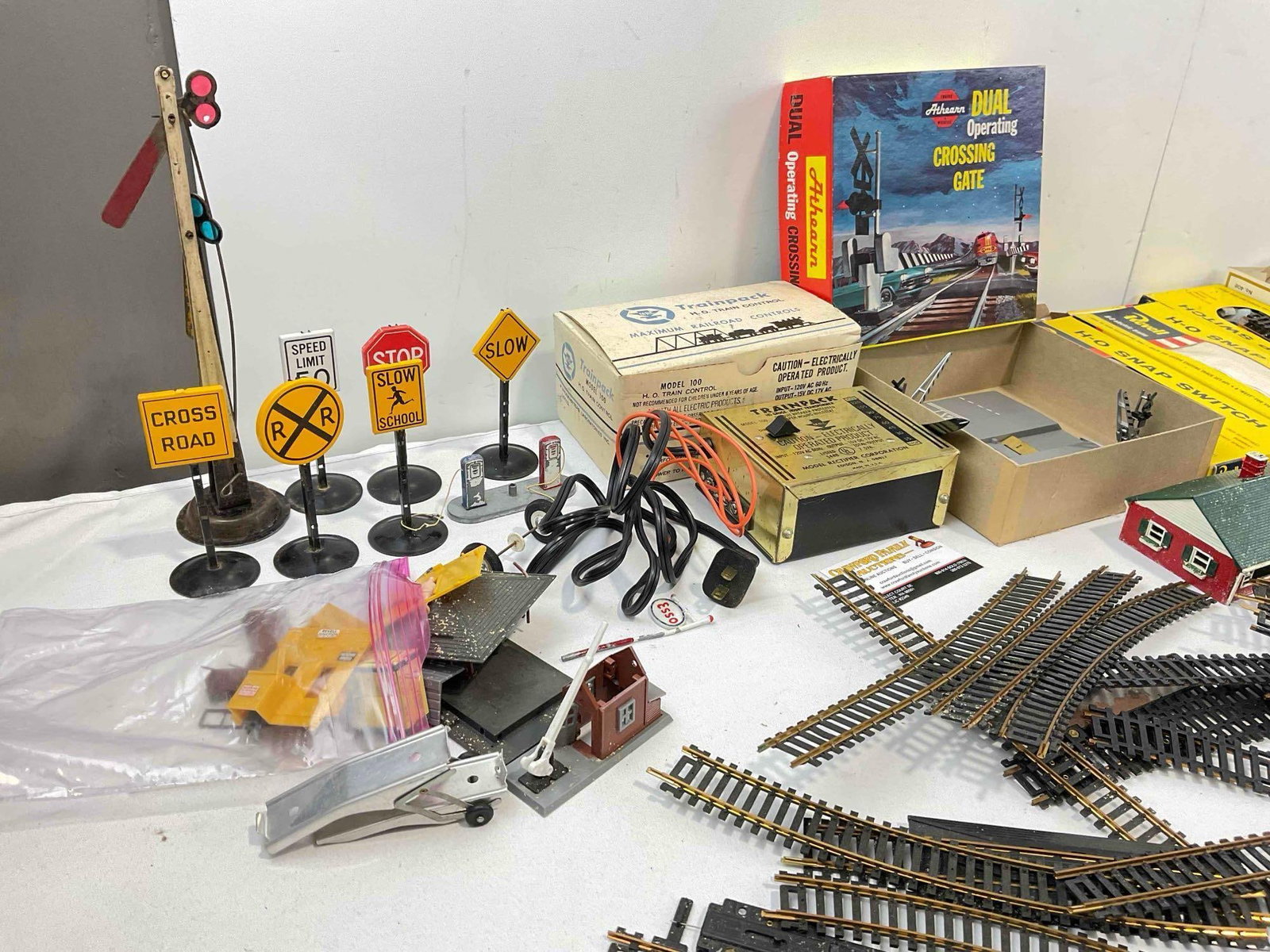 25 pcs Vintage H. O. Gauge Model Train Collection, incl. Signs, Tracks, Control & More! See pics. - 6