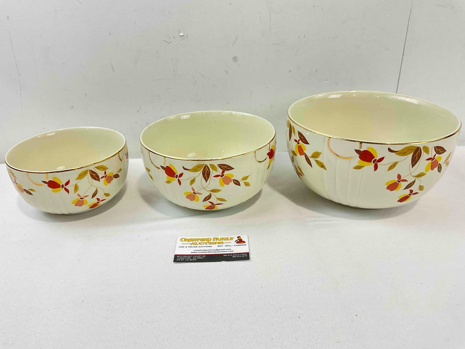 3 pcs Vintage Hall China Ceramic Mixing Bowls in Autumn Leaf Pattern. Good Condition. See pics.: 3 pcs Vintage Hall China Ceramic Mixing Bowls in Autumn Leaf Pattern. Good Condition. Minor grime and wear indicative of age and use, otherwise in good condition. Largest measures 9" x 9" x 6" DM-6360