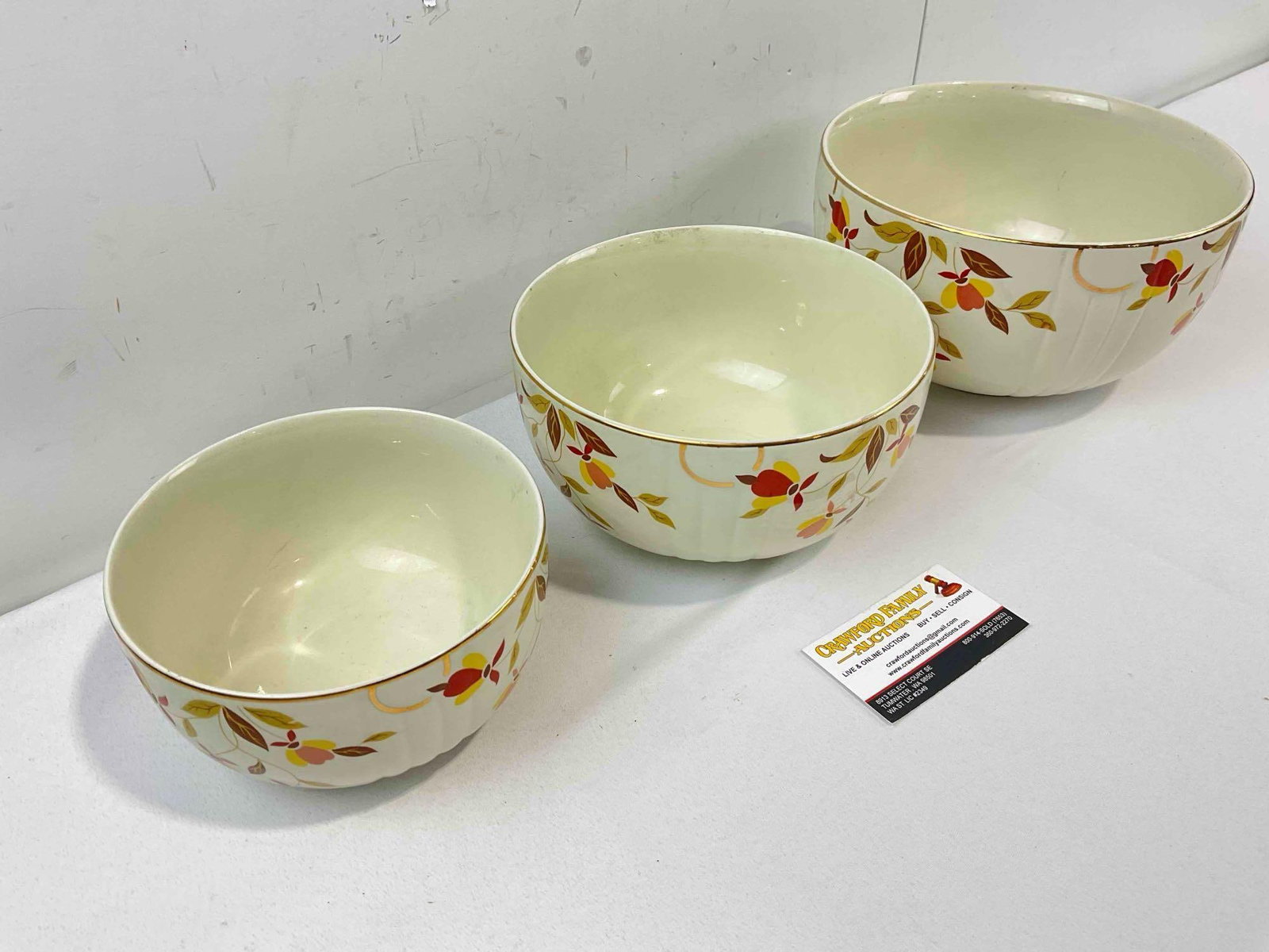 3 pcs Vintage Hall China Ceramic Mixing Bowls in Autumn Leaf Pattern. Good Condition. See pics. - 3