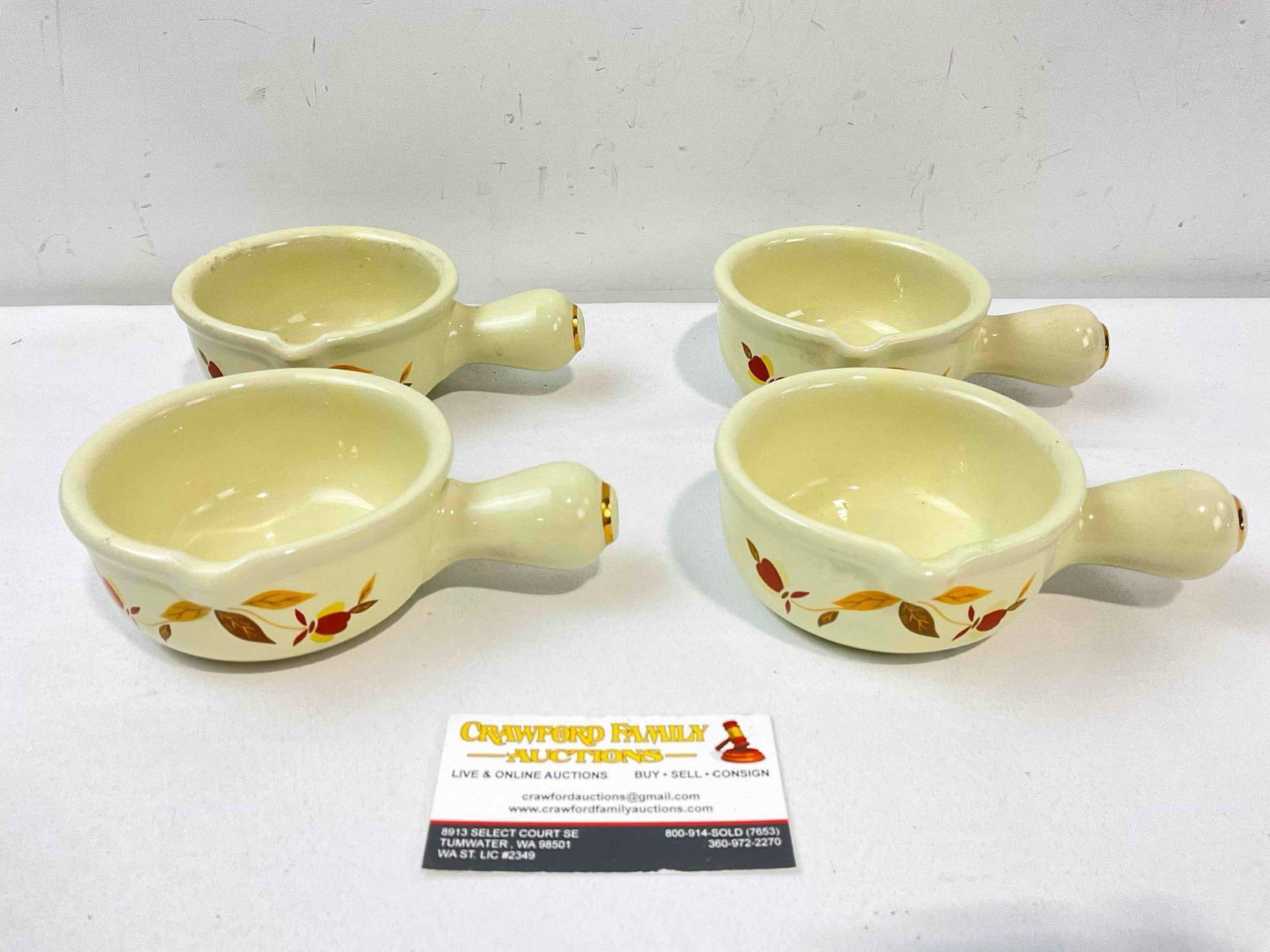 4 pcs Vintage Hall China Ceramic Gravy Sauce Boats w/ Autumn Leaf Design. Good Condition.: 4 pcs Vintage Hall China Ceramic Gravy Sauce Boats w/ Autumn Leaf Design. Good Condition. Minor grime and wear indicative of age and use, otherwise look to be in good condition. Measures 6" x 5" x 2" 