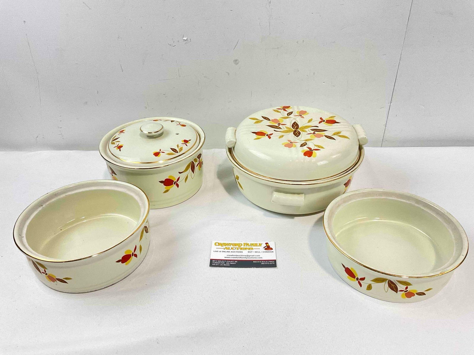 4 pcs Vintage Hall China Ceramic Dish Assortment w/ Autumn Leaf Design. Good Condition.: 4 pcs Vintage Hall China Ceramic Dish Assortment w/ Autumn Leaf Design. Good Condition. Look to be casserole dishes, 2 are without lids. Minor grime and wear indicative of age and use, otherwise