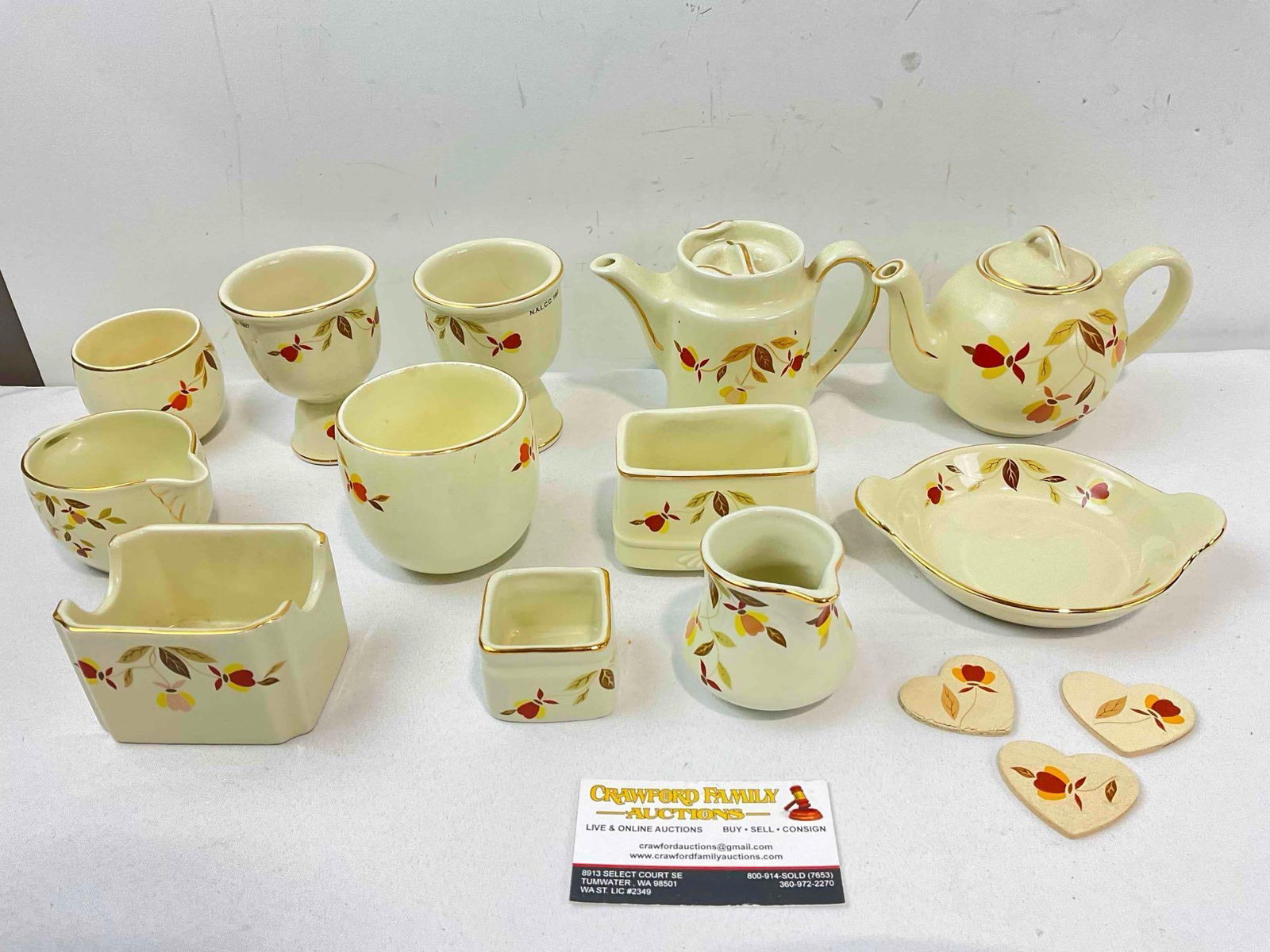 15 pcs Hall China's Autumn Leaf Design Assortment, 12x Ceramic & 3x Wood. Good Condition.: 15 pcs Hall China's Autumn Leaf Design Assortment, 12x Ceramic & 3x Wood. Good Condition. Combination of vintage Hall and more modern reproductions by China Specialties. Minor grime and wear