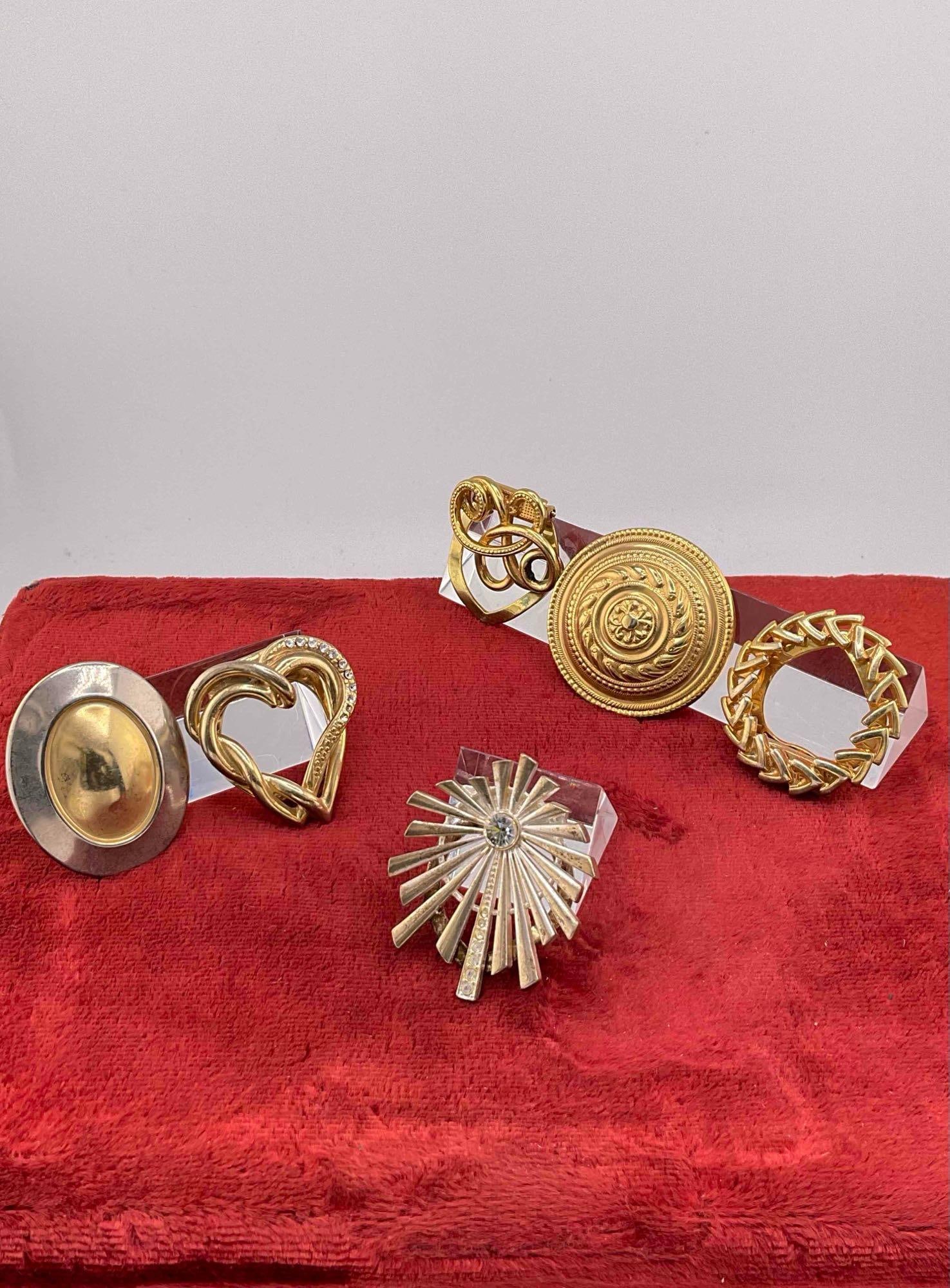 Selection of 6 Vintage Gold and silver toned scarf clips featuring Various designs: c-6110
