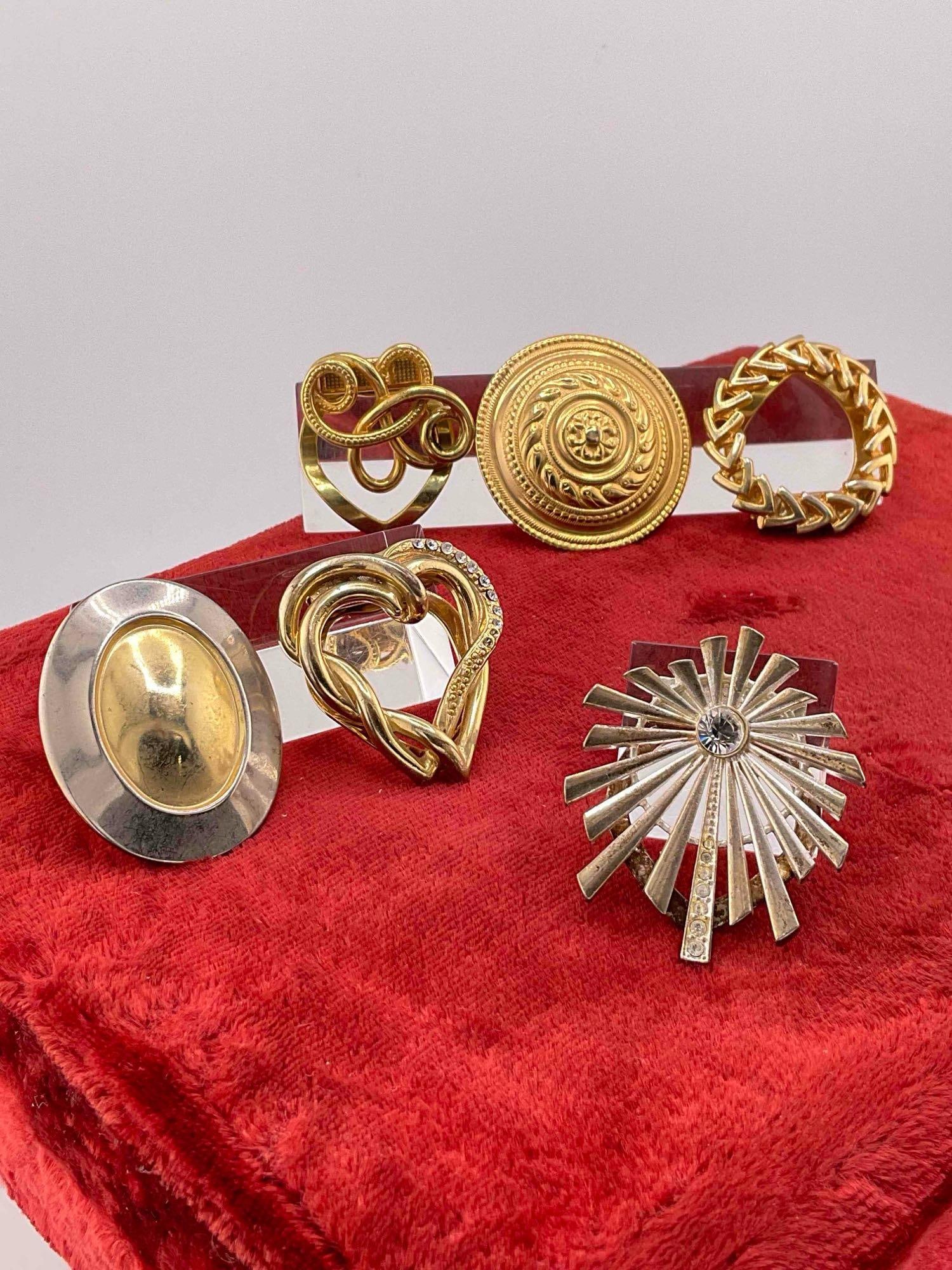 Selection of 6 Vintage Gold and silver toned scarf clips featuring Various designs - 3