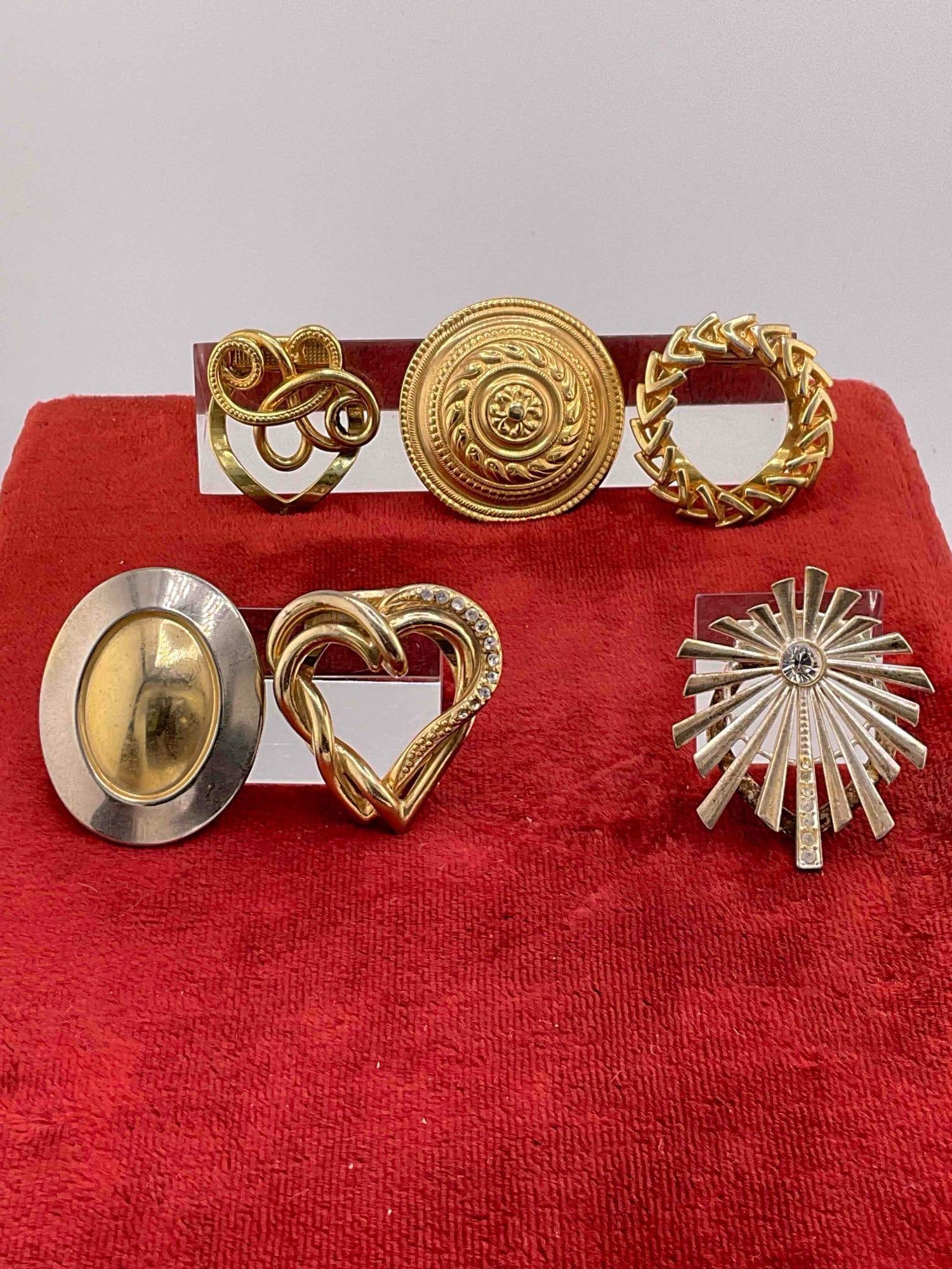 Selection of 6 Vintage Gold and silver toned scarf clips featuring Various designs - 4