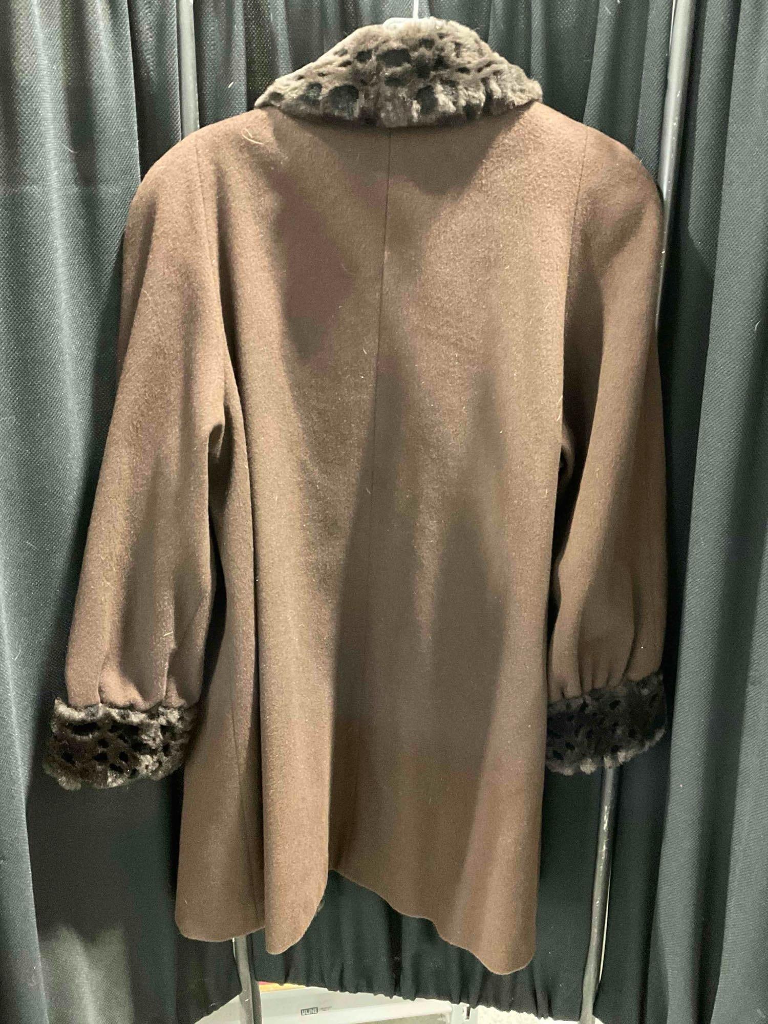 Vintage Alorna Brown Wool Blend Women's Coat w/ Faux Fur Accents. Good Condition. See pics. - 6