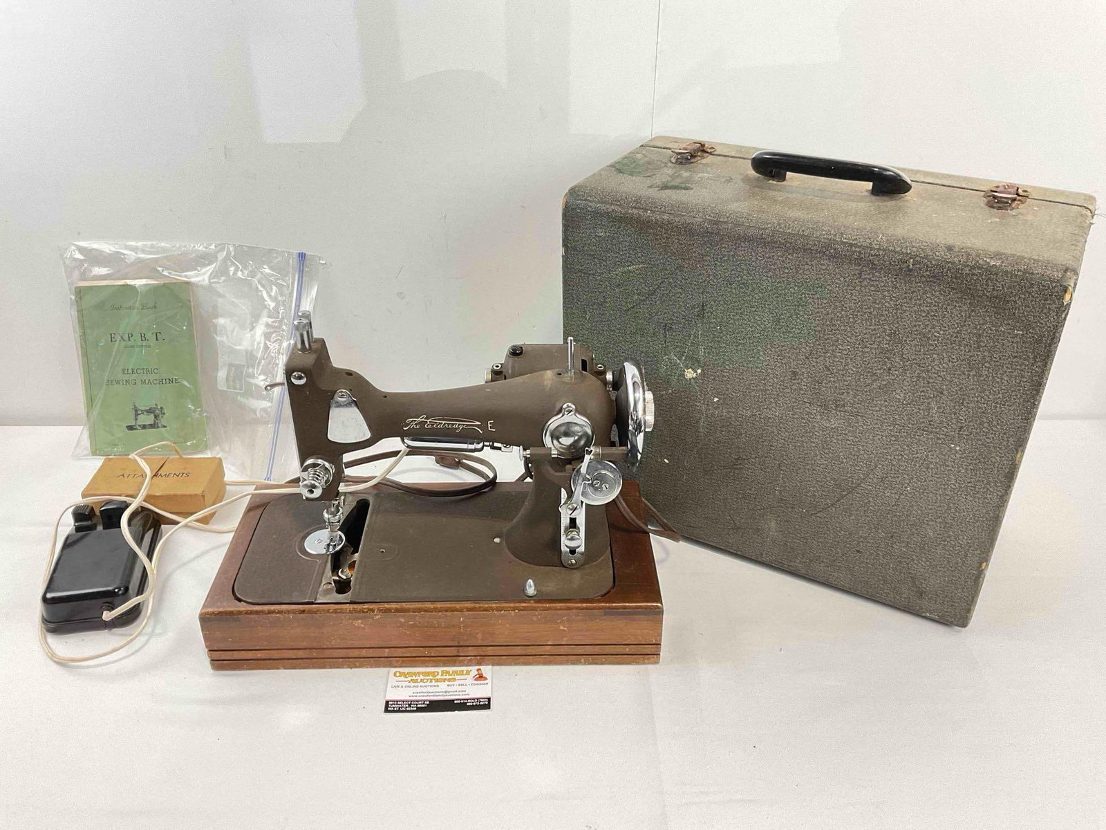 Vintage Eldredge "E" Electric Sewing Machine w/ Case & Attachments. Tested, Works. See pics. (1 of 7)
