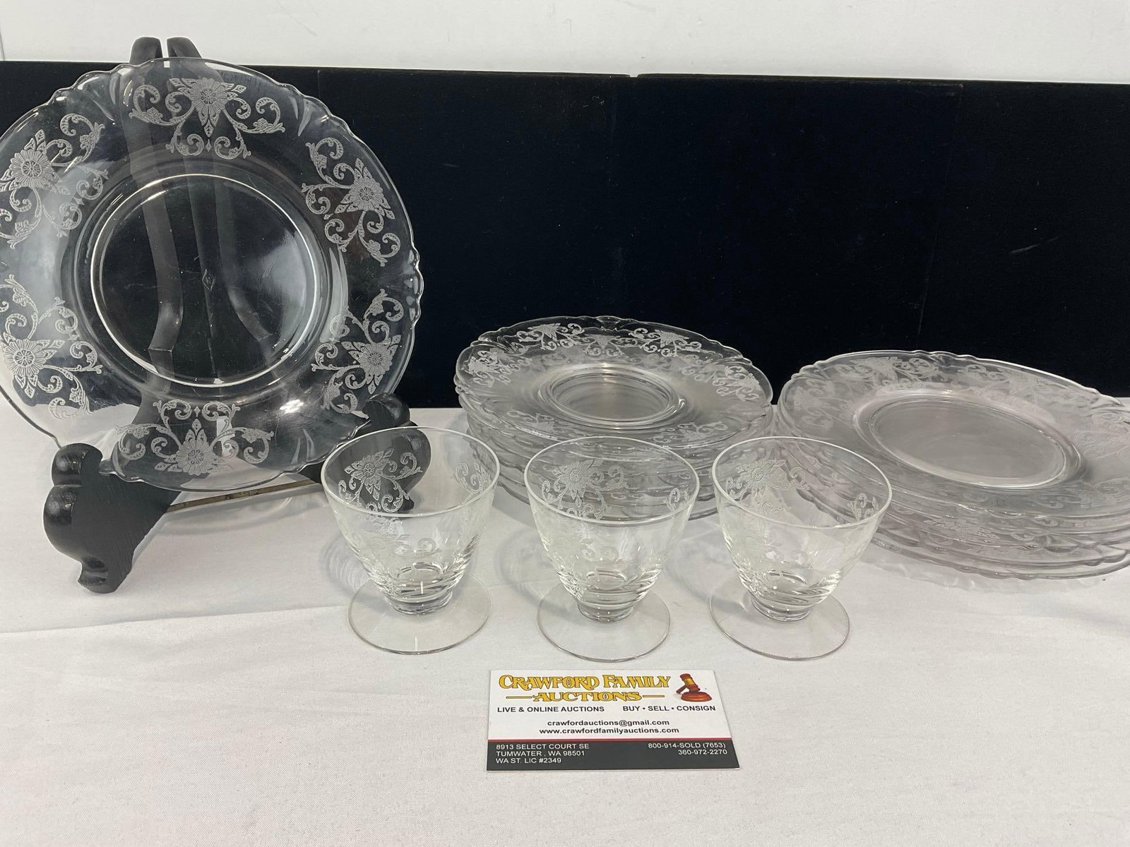 15 pieces of Vintage/Antique Heisey Etched Glass China, Same pattern, 6 & 6 Plates & 3 small cups: All with the diamond H mark. Appears to be in good shape. The piece measures approx 9h x 13w x 8d inches. See pics. E-6610