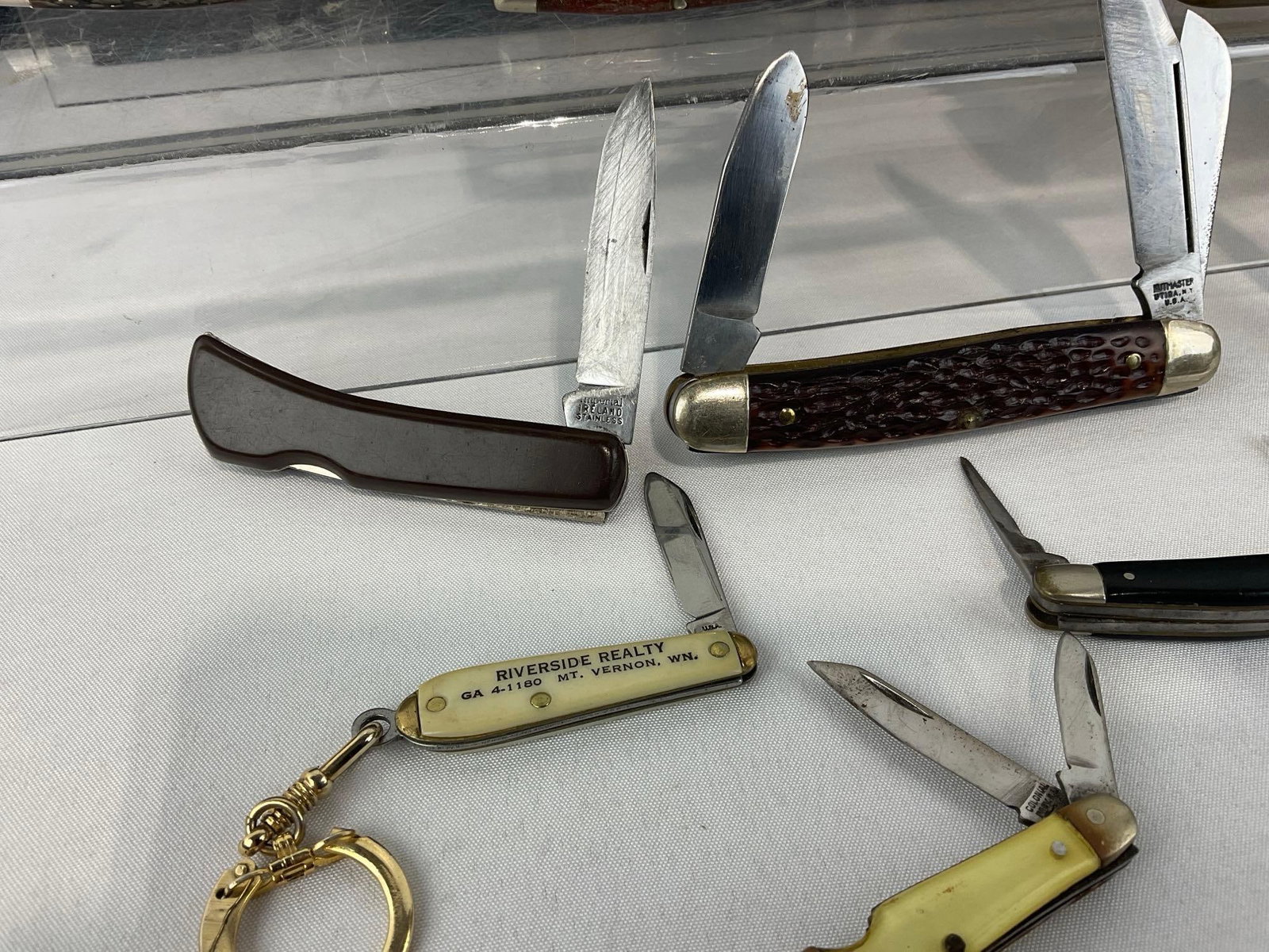 8 Small Folding Knives, includes: Case 6333 & Kabar 1063, Antique Pipe w/case, Cigarette Case - 4