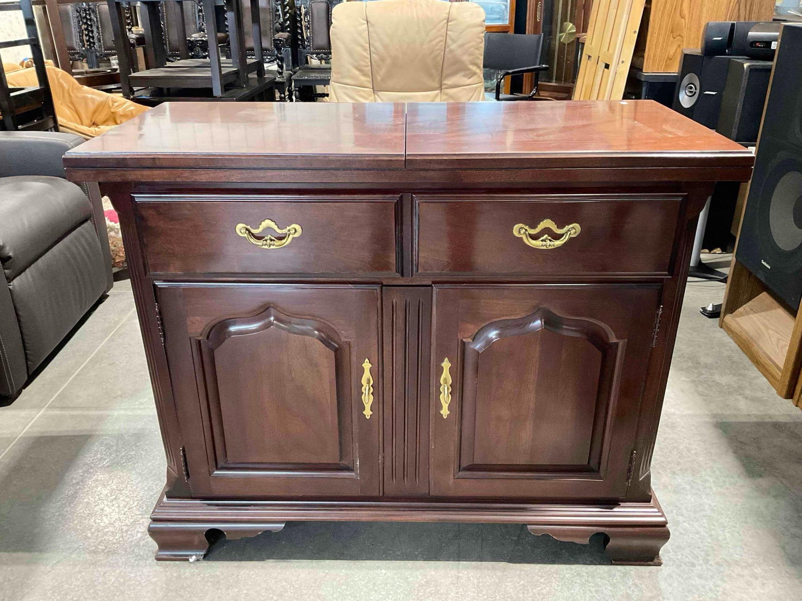 Vintage Thomasville Flip Top Bar Server w/ Mahogany Wood Finish, Drawer & Cupboard.: Vintage Thomasville Flip Top Bar Server w/ Mahogany Wood Finish, Drawer & Cupboard. Minor wear indicative of age and use, look to pictures for condition. Measures 40" x 19" x 33"