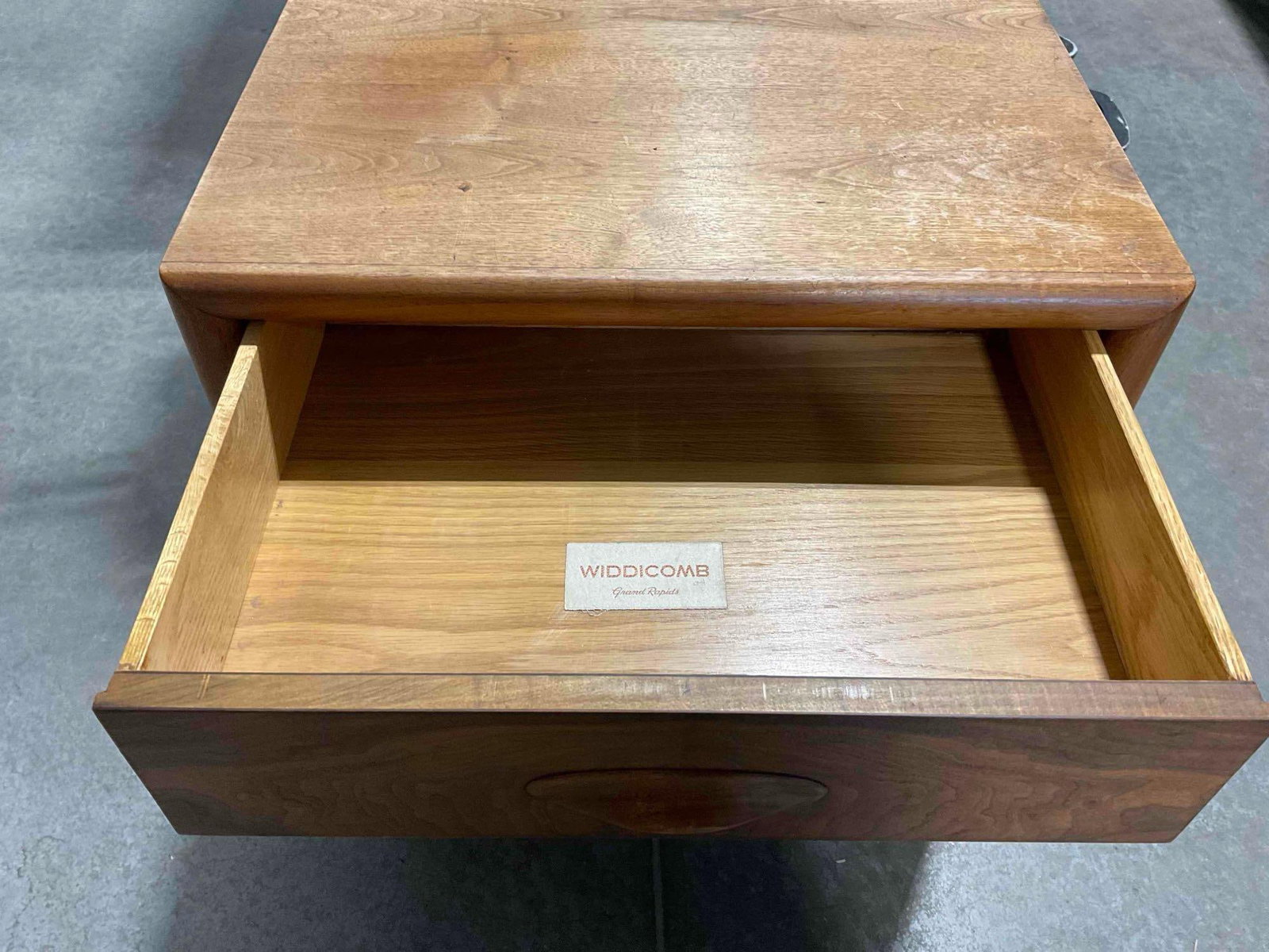 Vintage MCM Widdicomb Walnut Wood Bedside Table w/ Handsome Burl Details. See pics. - 4