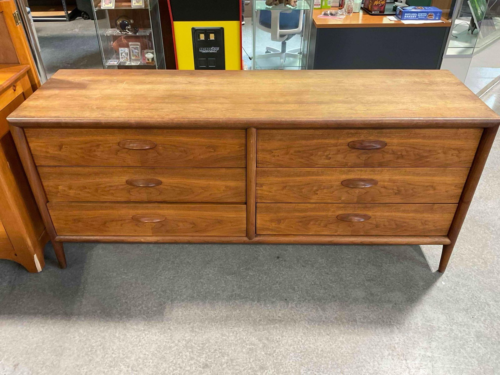 Handsome Vintage MCM Widdicomb Walnut Wood Lowboy 6-Drawer Dresser. See pics.: Handsome Vintage MCM Widdicomb Walnut Wood Lowboy 6-Drawer Dresser. Part of set with lots 104 & 105. Minor wear and scrapes indicative of age and use, see photos for condition. Measures 72" x 21"