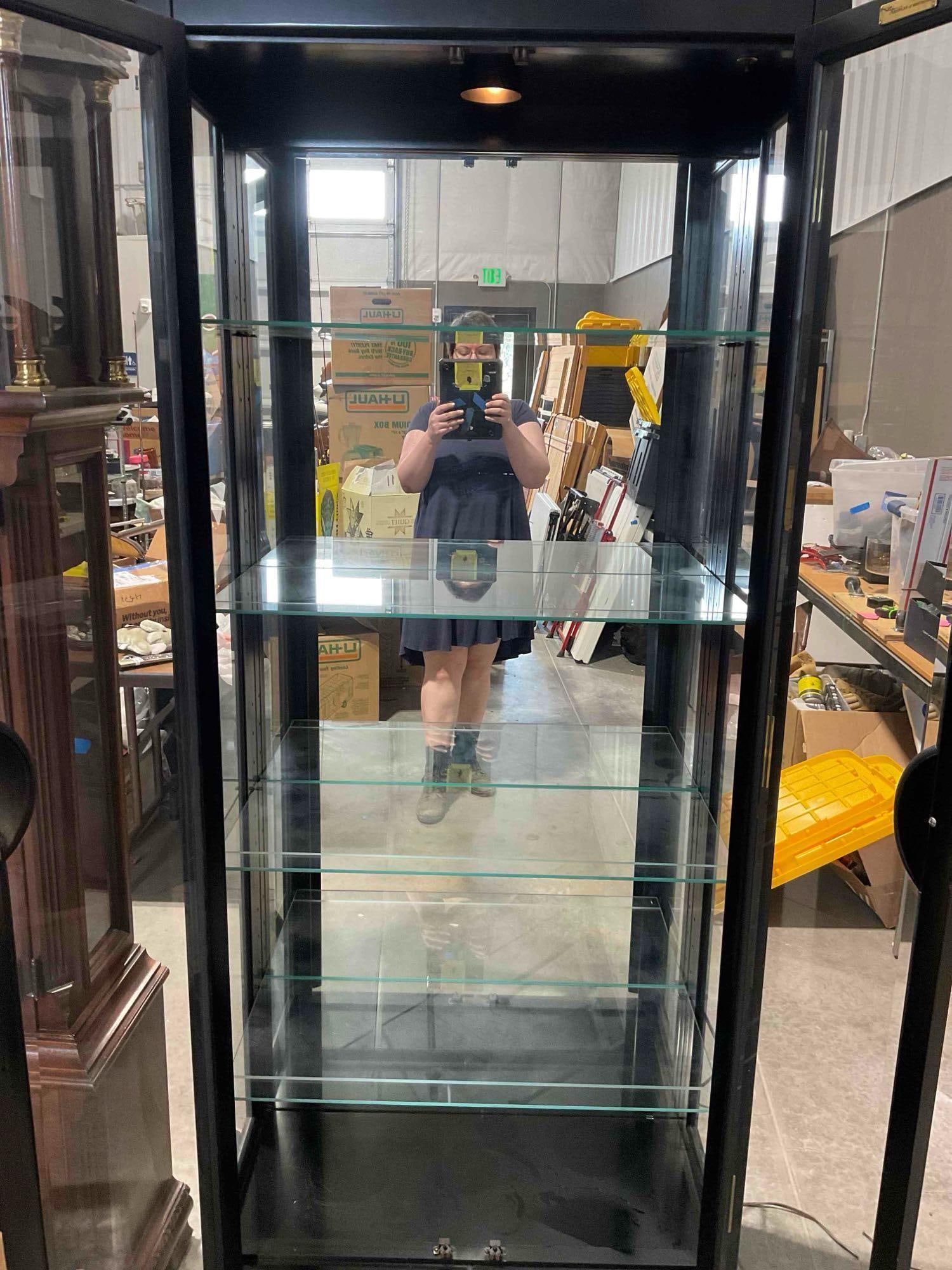 Vintage Black Painted Illuminated Display Cabinet w/ Glass Front & 4 Glass Shelves. Works. - 8