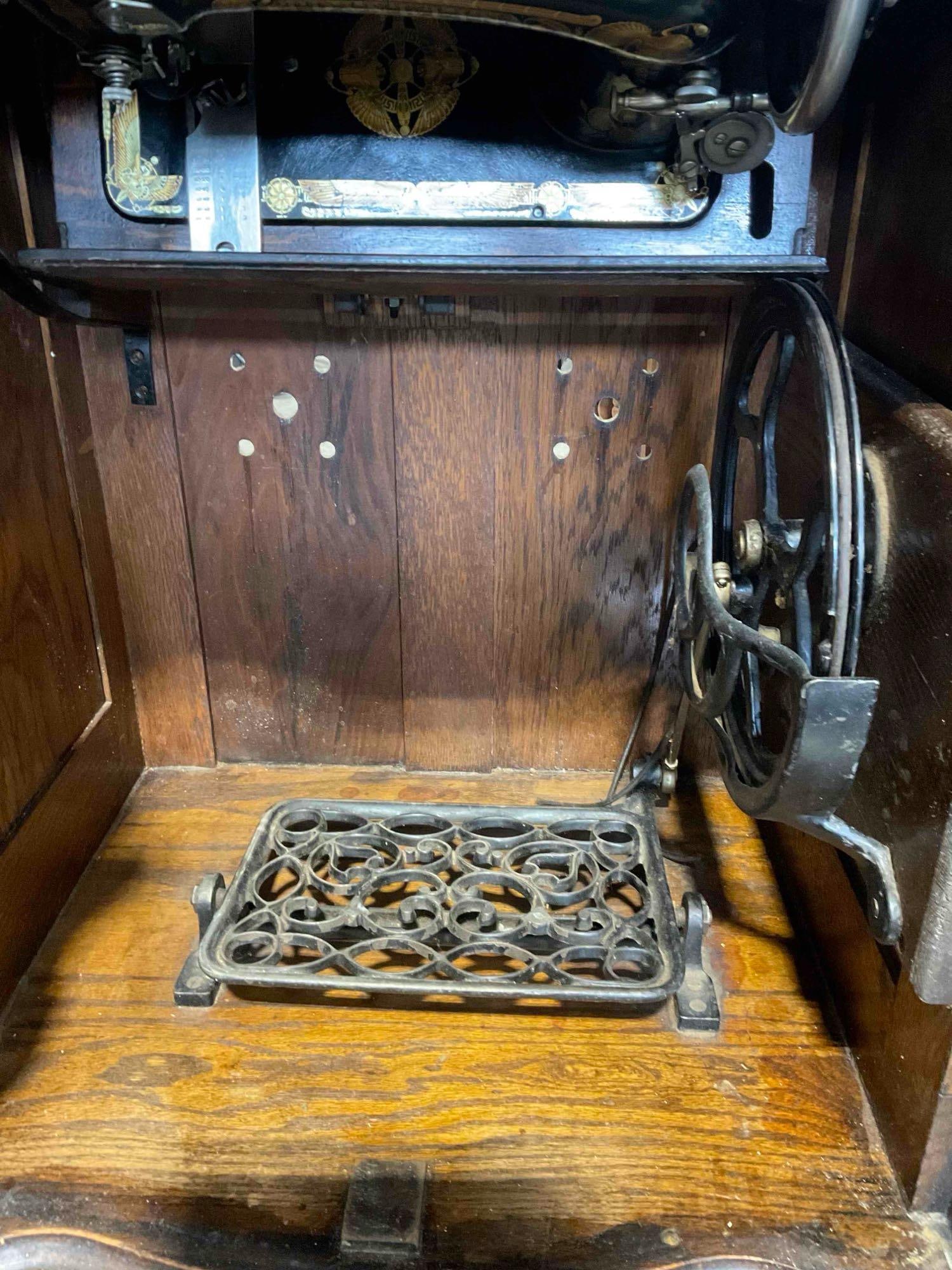 Antique Franklin Treadle Sewing Machine in Handsome Quarter Sawn Tiger Oak Cabinet. - 10