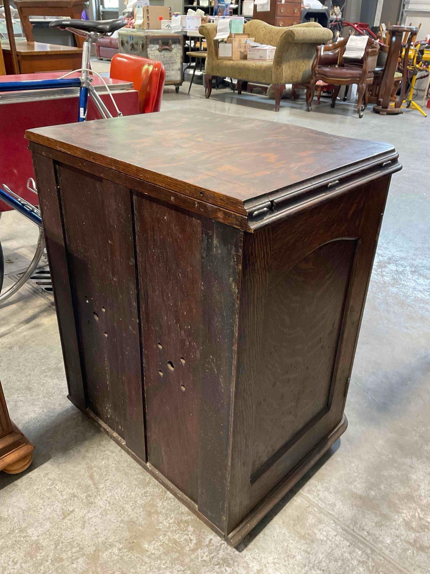 Antique Franklin Treadle Sewing Machine in Handsome Quarter Sawn Tiger Oak Cabinet. - 11