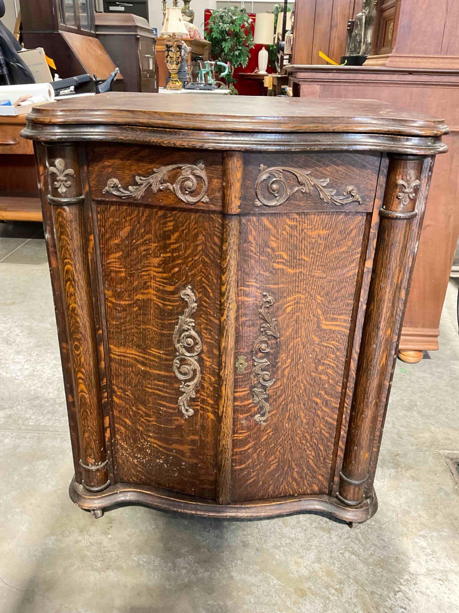 Antique Franklin Treadle Sewing Machine in Handsome Quarter Sawn Tiger Oak Cabinet. (1 of 11)