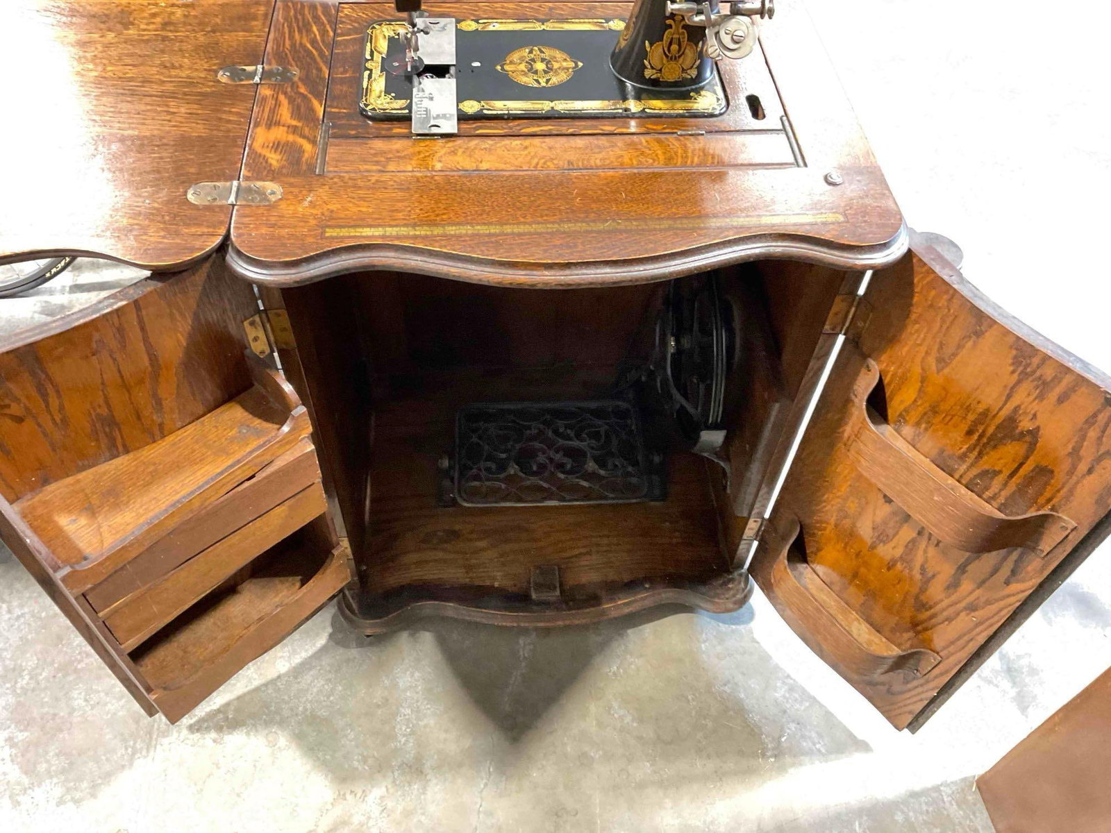 Antique Franklin Treadle Sewing Machine in Handsome Quarter Sawn Tiger Oak Cabinet. - 6