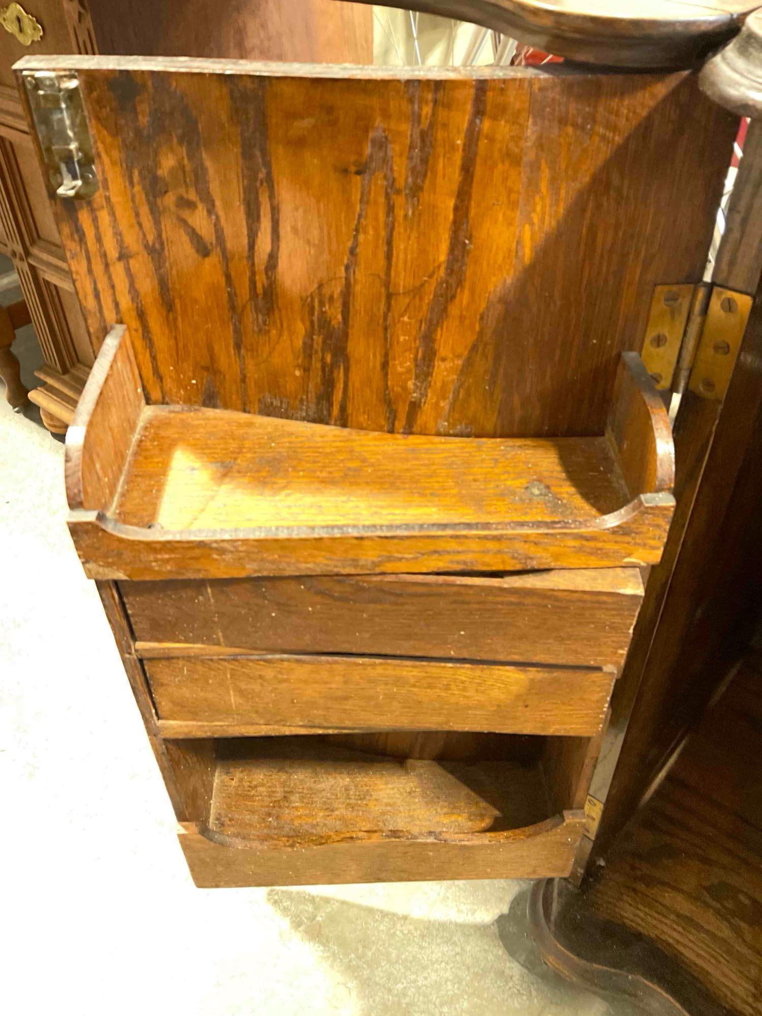 Antique Franklin Treadle Sewing Machine in Handsome Quarter Sawn Tiger Oak Cabinet. - 7