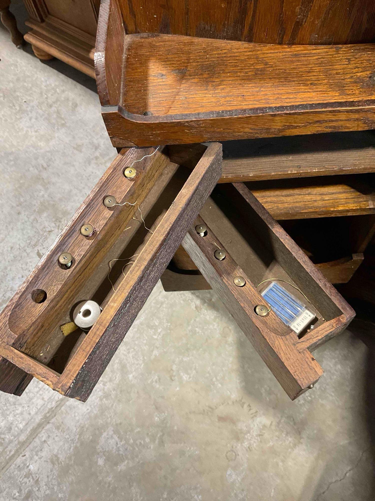 Antique Franklin Treadle Sewing Machine in Handsome Quarter Sawn Tiger Oak Cabinet. - 8