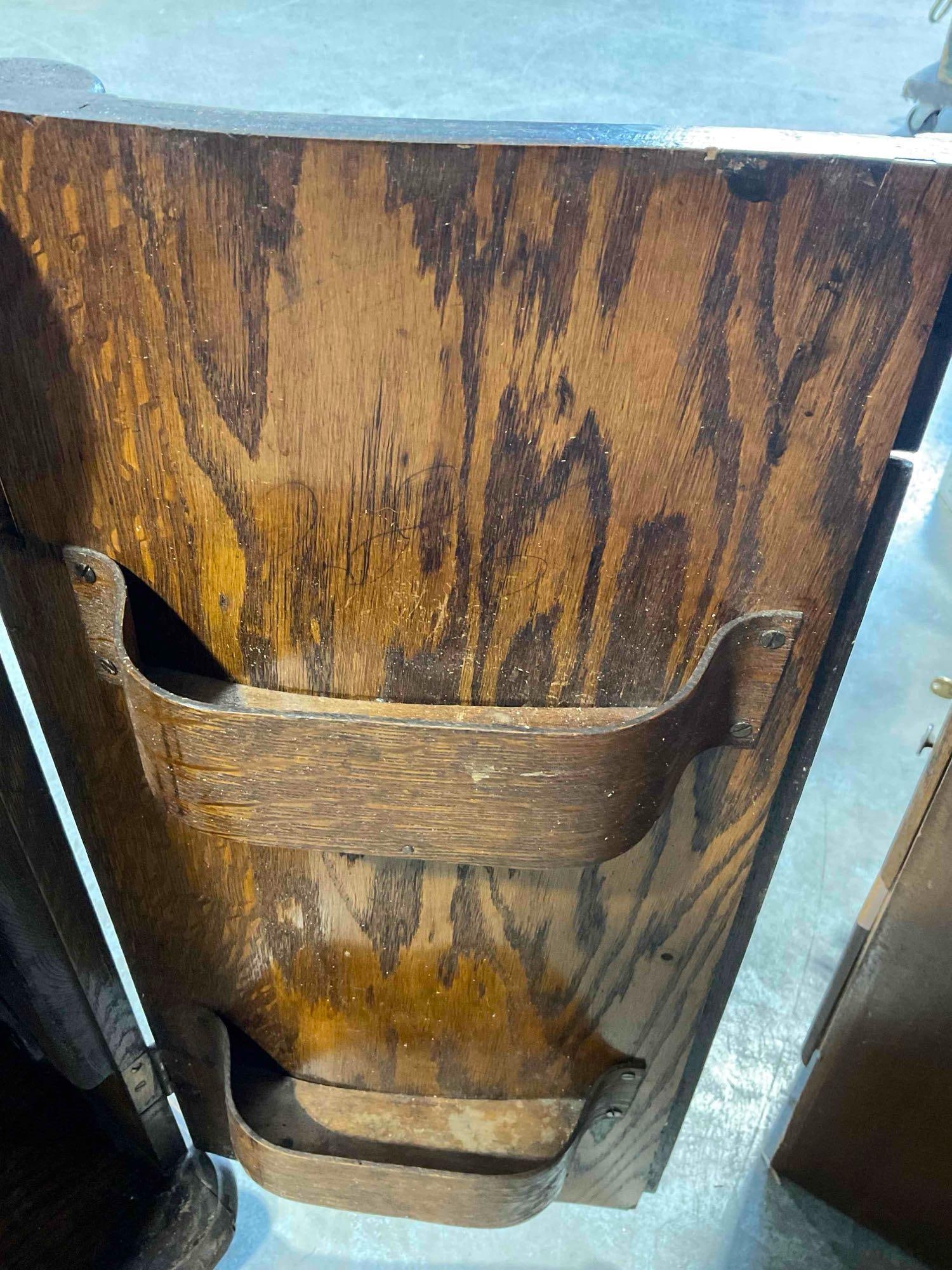 Antique Franklin Treadle Sewing Machine in Handsome Quarter Sawn Tiger Oak Cabinet. - 9