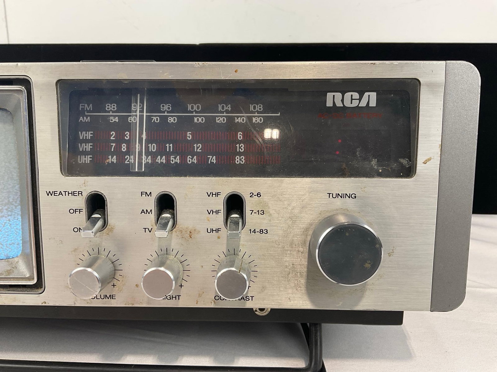 Vintage 1981 RCA Portable TV/Radio/Clock Model AJR? Tested & Powers on - 3