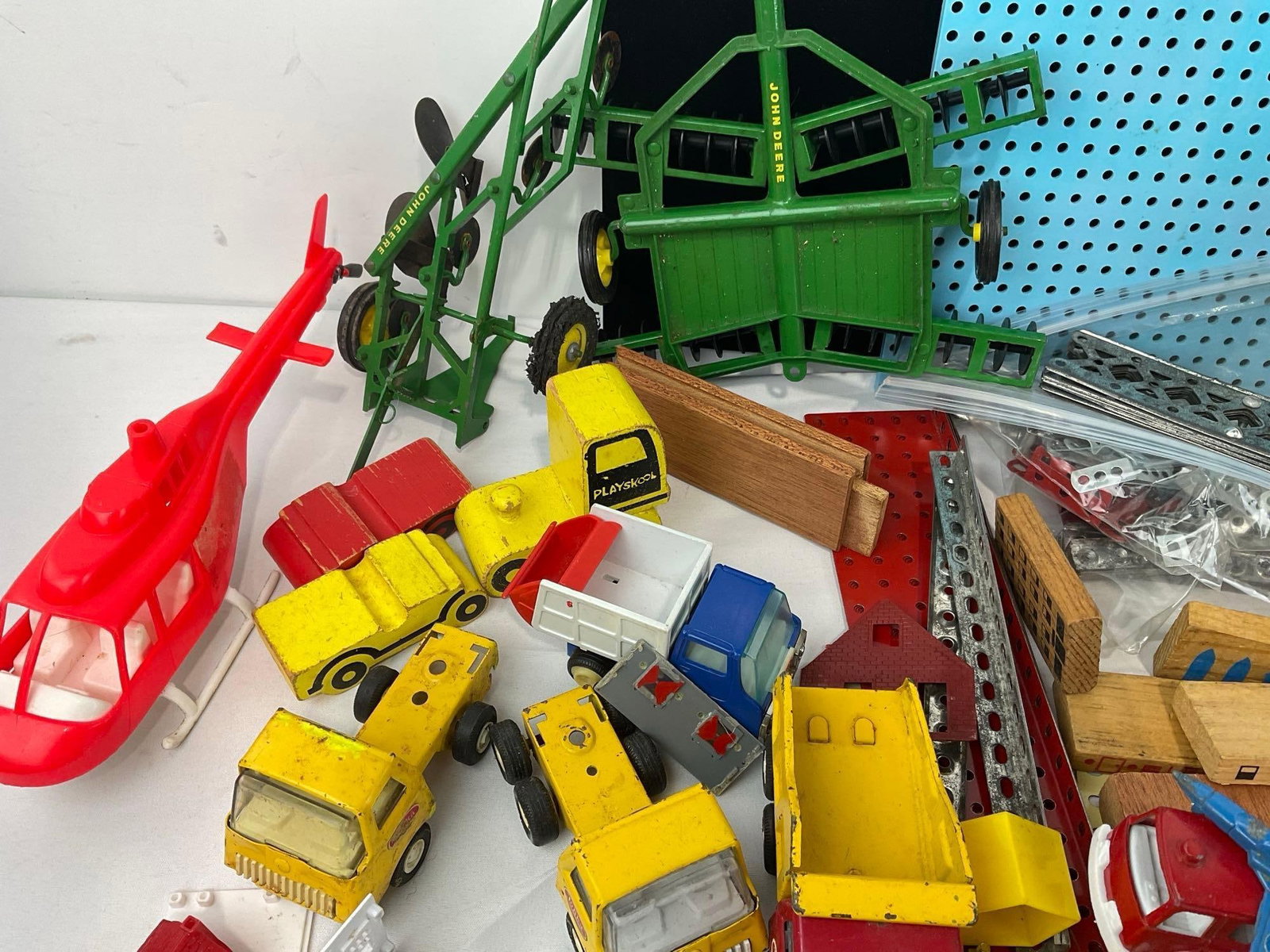 Variety of Diecast Cars, Marx, Tonka & other vintage toys, Erector, Lincoln Logs & more - 3