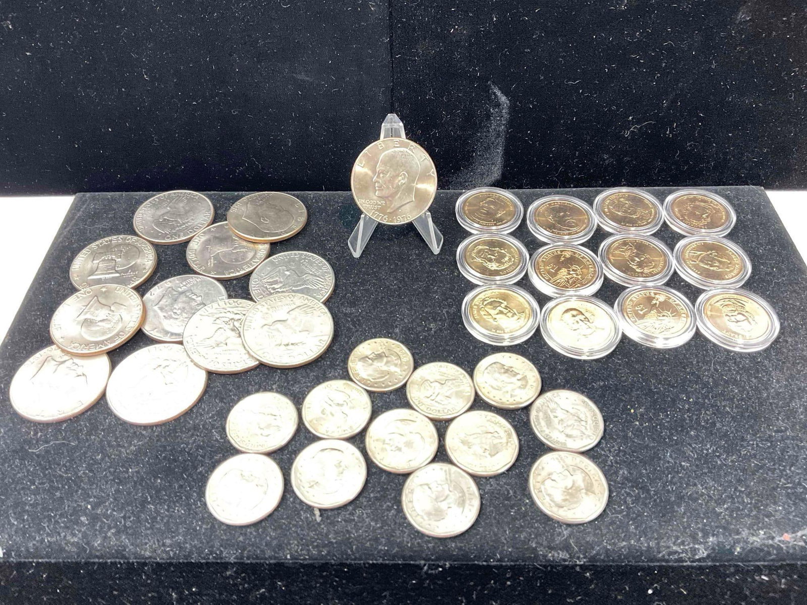 36 pcs Ch BU Quality Coins, incl. 12x Eisenhower, 12x SBA & 12x Gold Colored Commemorative.: 36 pcs Ch BU Quality Coins, incl. 12x Eisenhower, 12x SBA & 12x Gold Colored Commemorative. SBA is Susan B Anthony. DM-1554