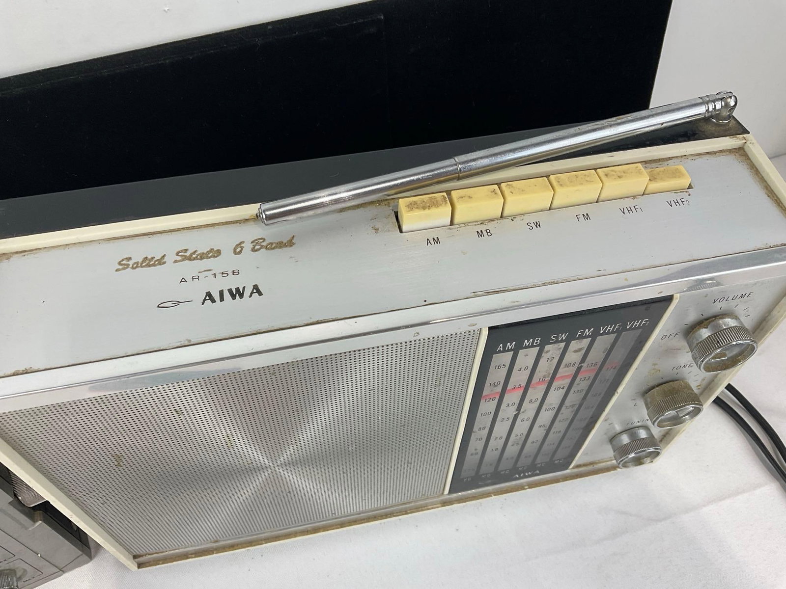 Pair of Vintage General Electric Model No. 7-2850A & Aiwa Solid State 6 Band model AR-158 Radios - 3
