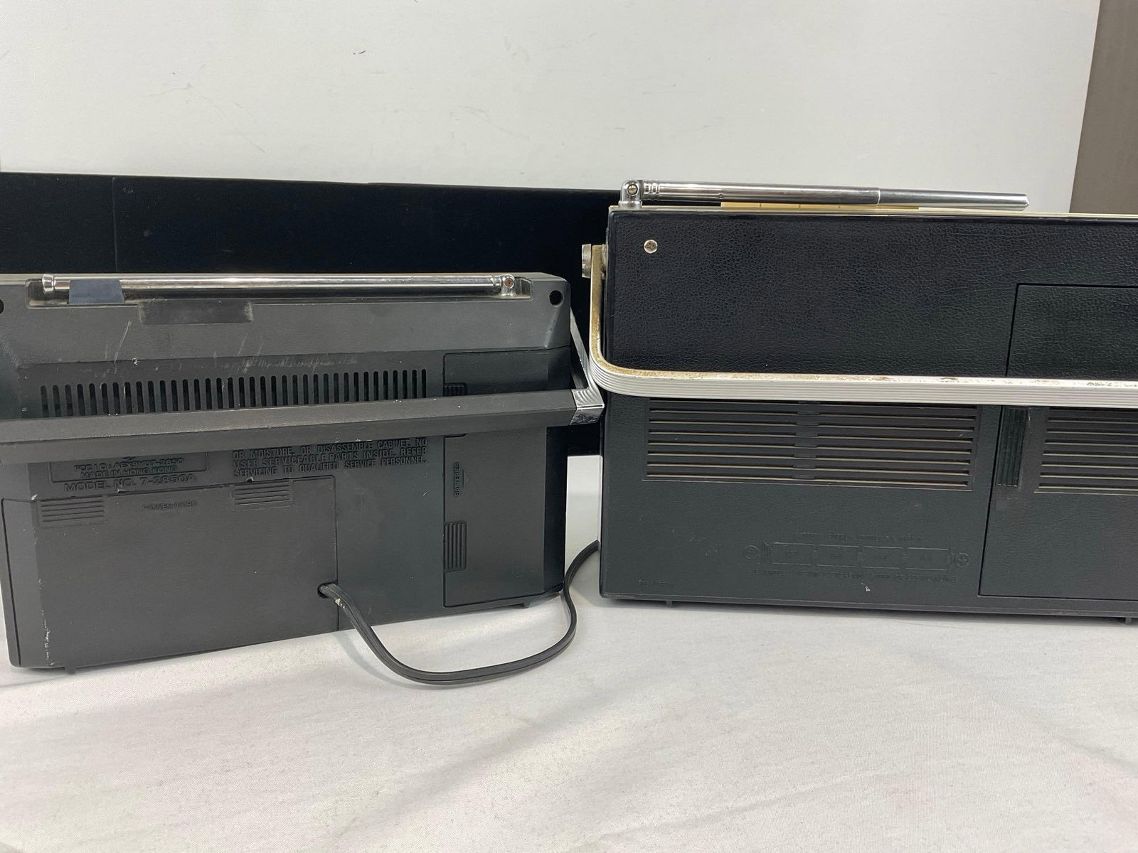 Pair of Vintage General Electric Model No. 7-2850A & Aiwa Solid State 6 Band model AR-158 Radios - 4