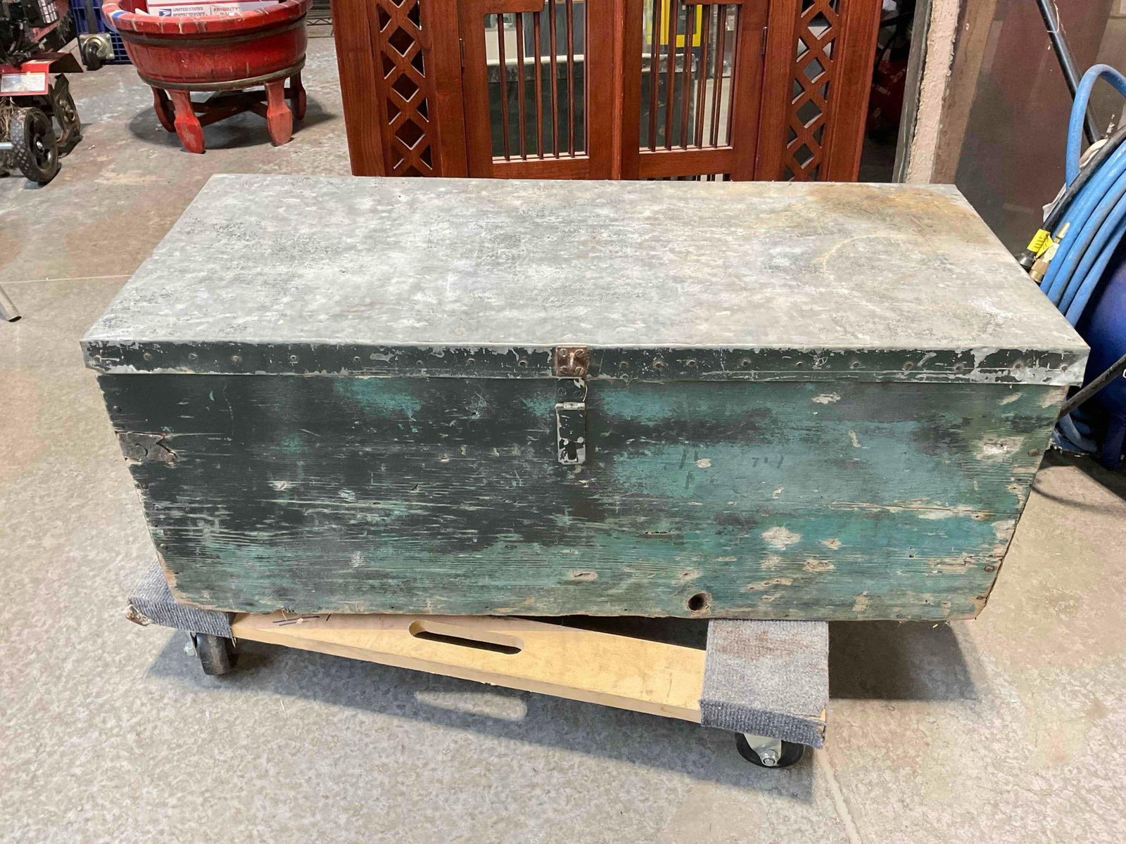 Vintage Green Painted Wood & Metal Tool Chest w/ 5 pcs Hand Saws. See pics.: Vintage Green Painted Wood & Metal Tool Chest w/ 5 pcs Hand Saws. Looks to be home shop made, has wear indicative of age and use, has an odor associated with age, see photos for condition.