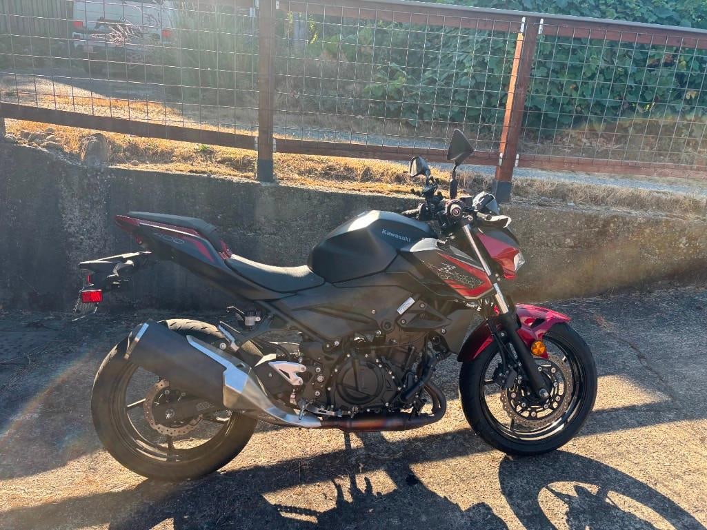 Kawasaki ER400-Z400 Sport Motorcycle w/ only 3779 miles, 2nd owner, good condition!: Stock Kawasaki Z400 (model code ER400) for sale. 2nd owner, kept covered and comes with a bike lock. Has some light button wear on the tank from riding, otherwise in good condition. Driven as