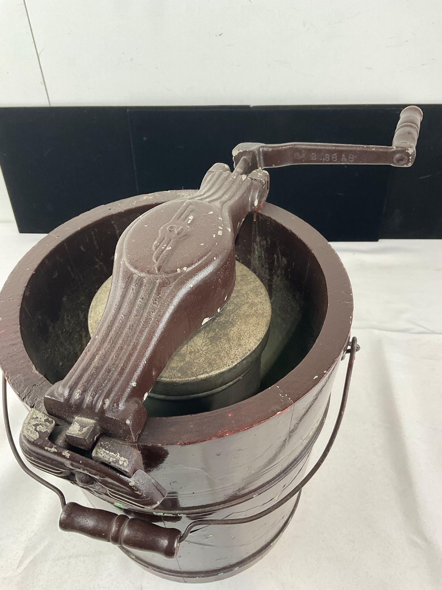 Vintage White Mountain Hand Crank Ice Cream Freezer, Wood Slat Bucket & Cast Iron mechanism - 4