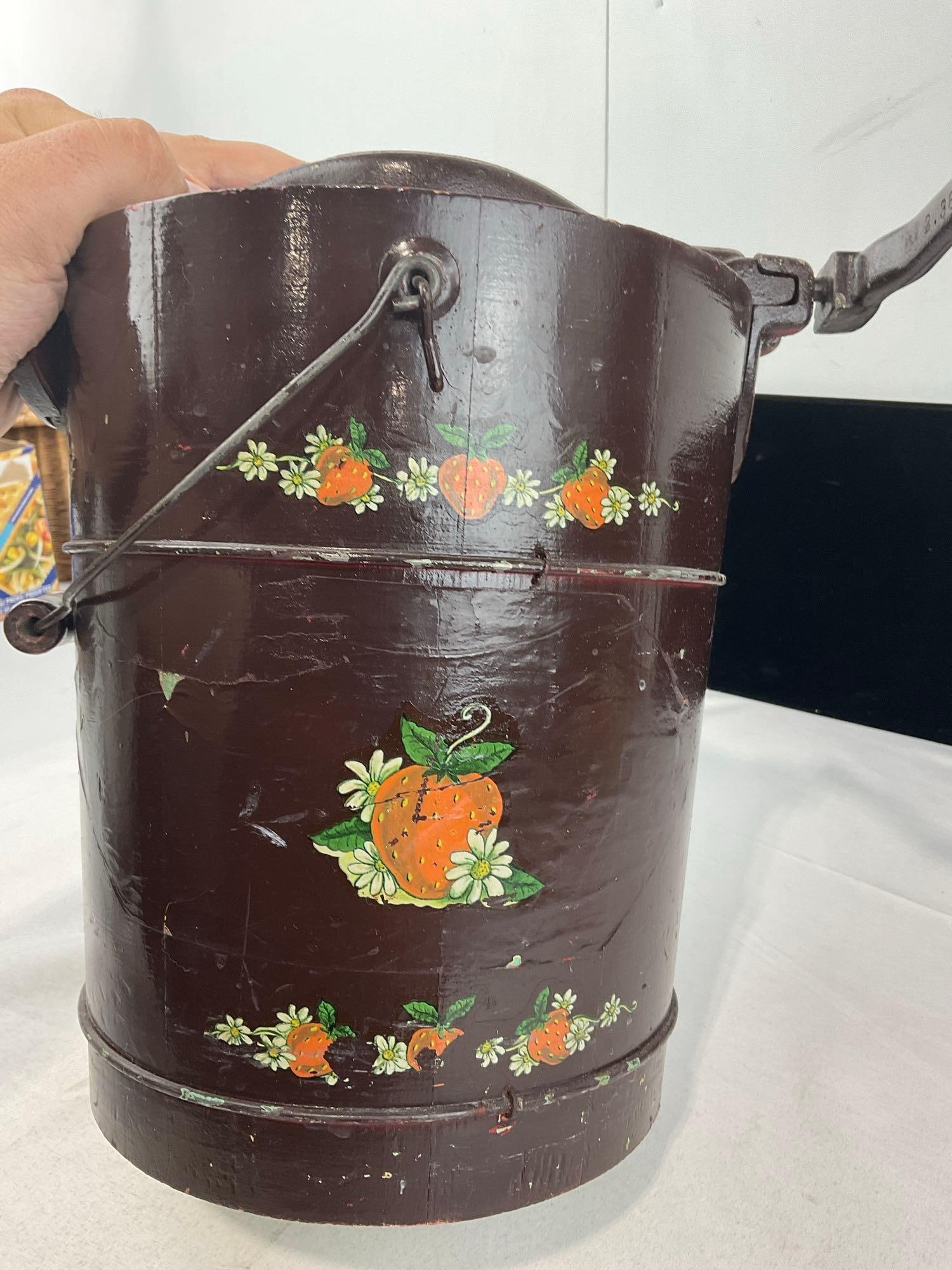 Vintage White Mountain Hand Crank Ice Cream Freezer, Wood Slat Bucket & Cast Iron mechanism - 5