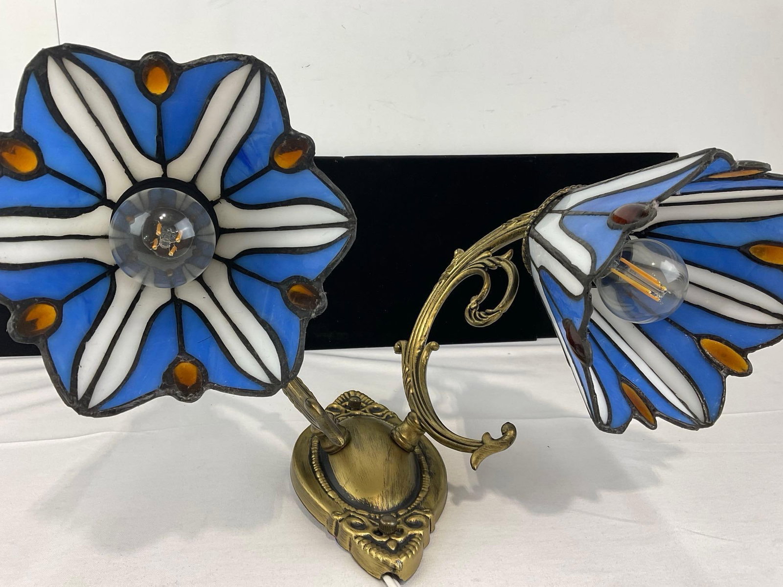 Tiffany Style Floral Wall Sconce White/Blue Stained Glass, & brass tone metal bracket - 3